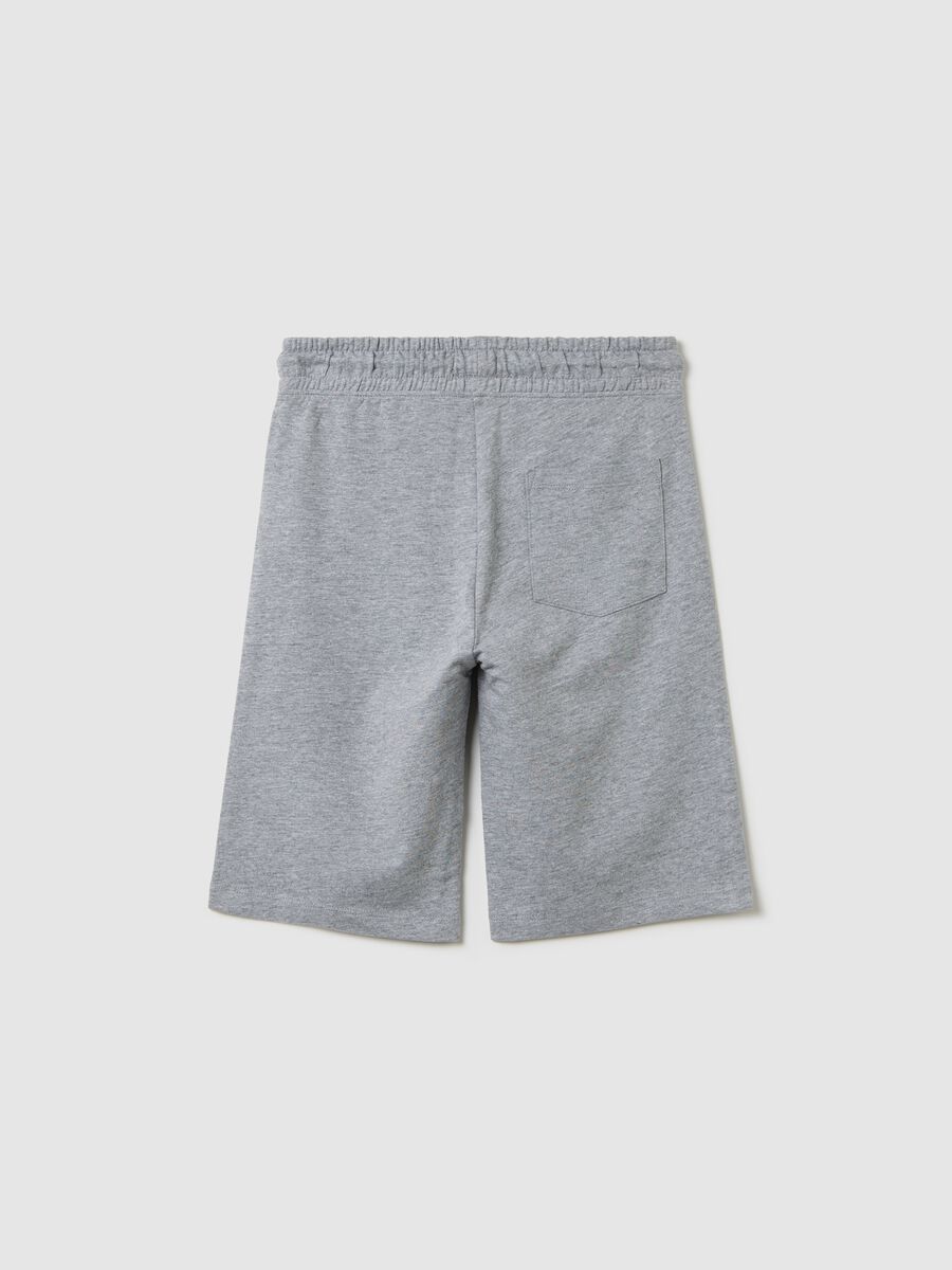 Grey fleece Bermuda shorts with pockets and drawstring_4