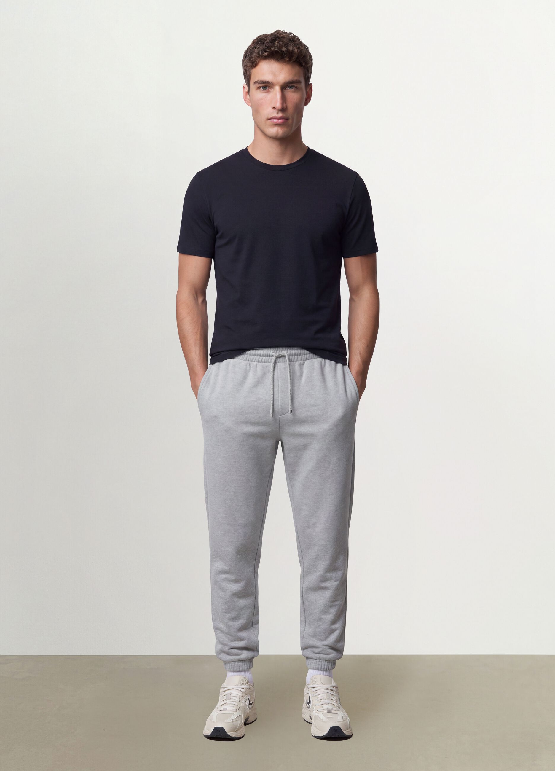 T-shirt nera in cotone organico a maniche corte slim fit