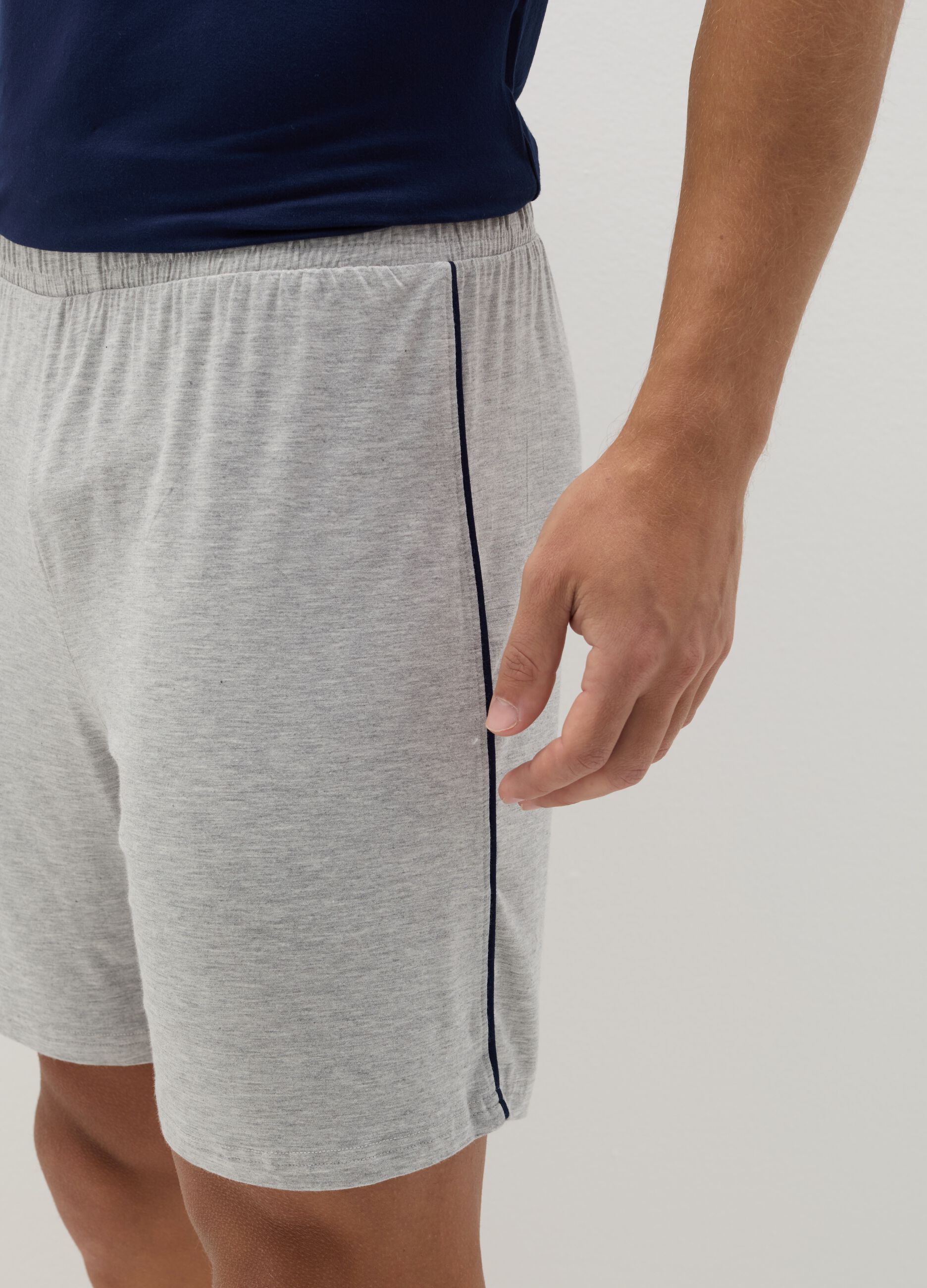 Short pyjamas with contrasting piping