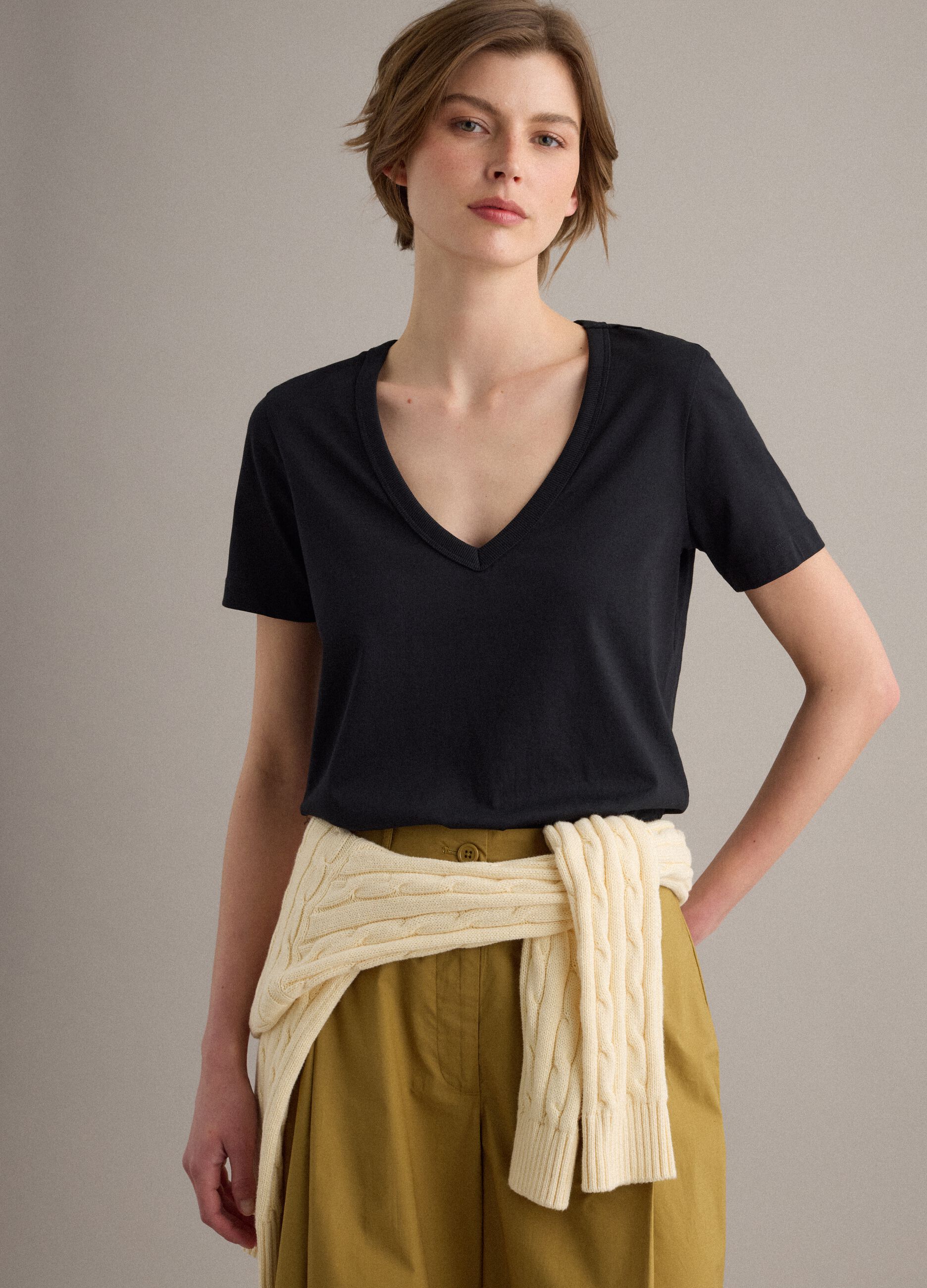 T-shirt in puro cotone nero regular fit con collo a V