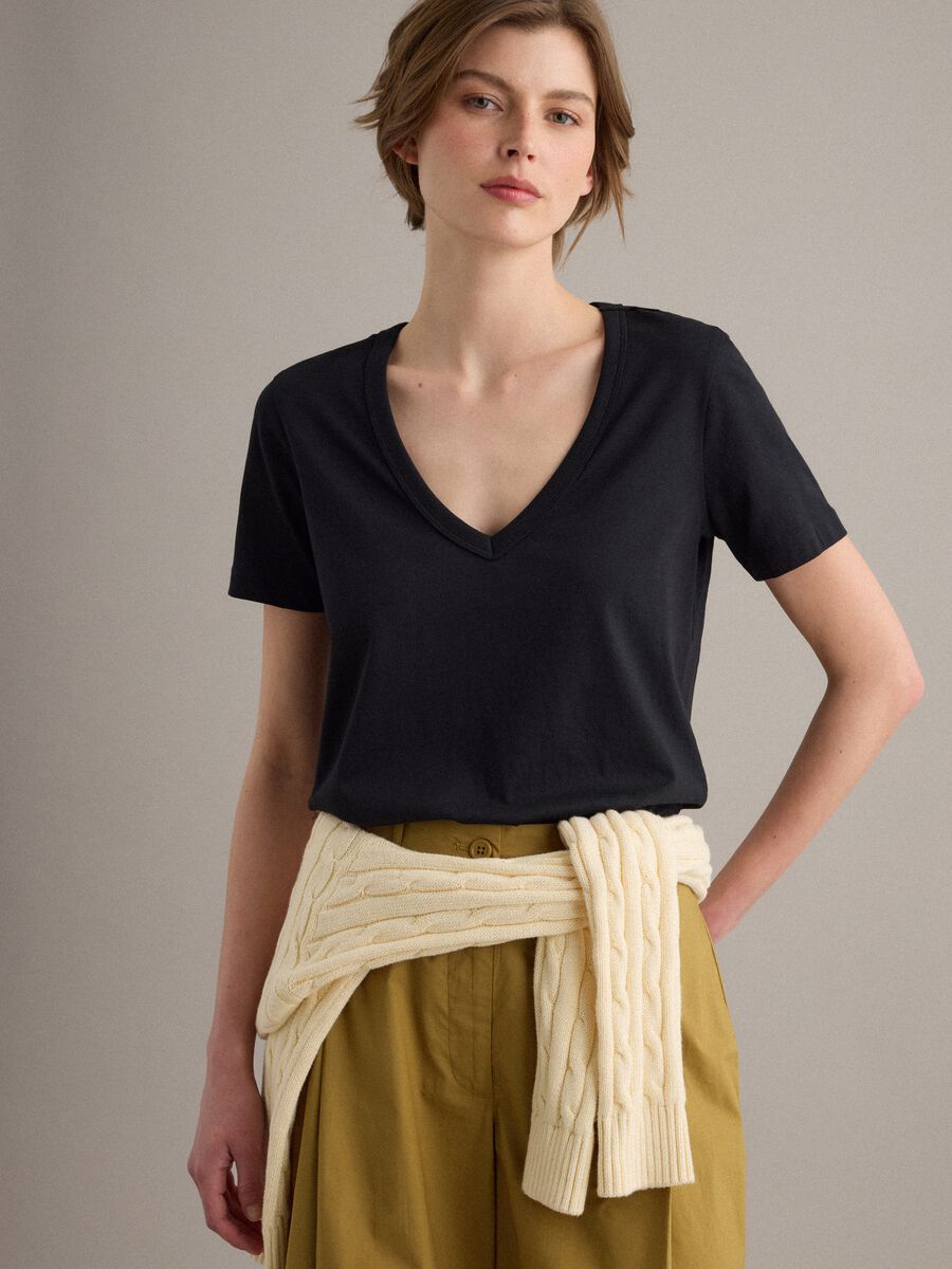 Black pure cotton V-neck regular fit T-shirt_0