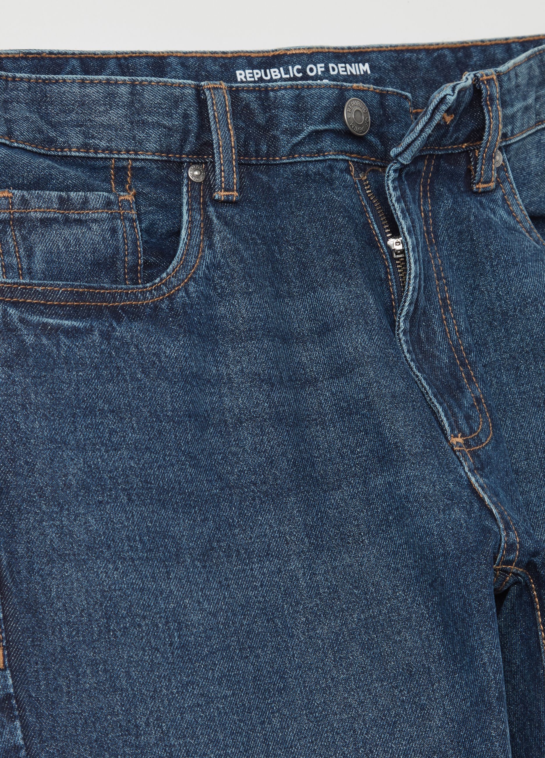 Regular fit jeans with discolouring