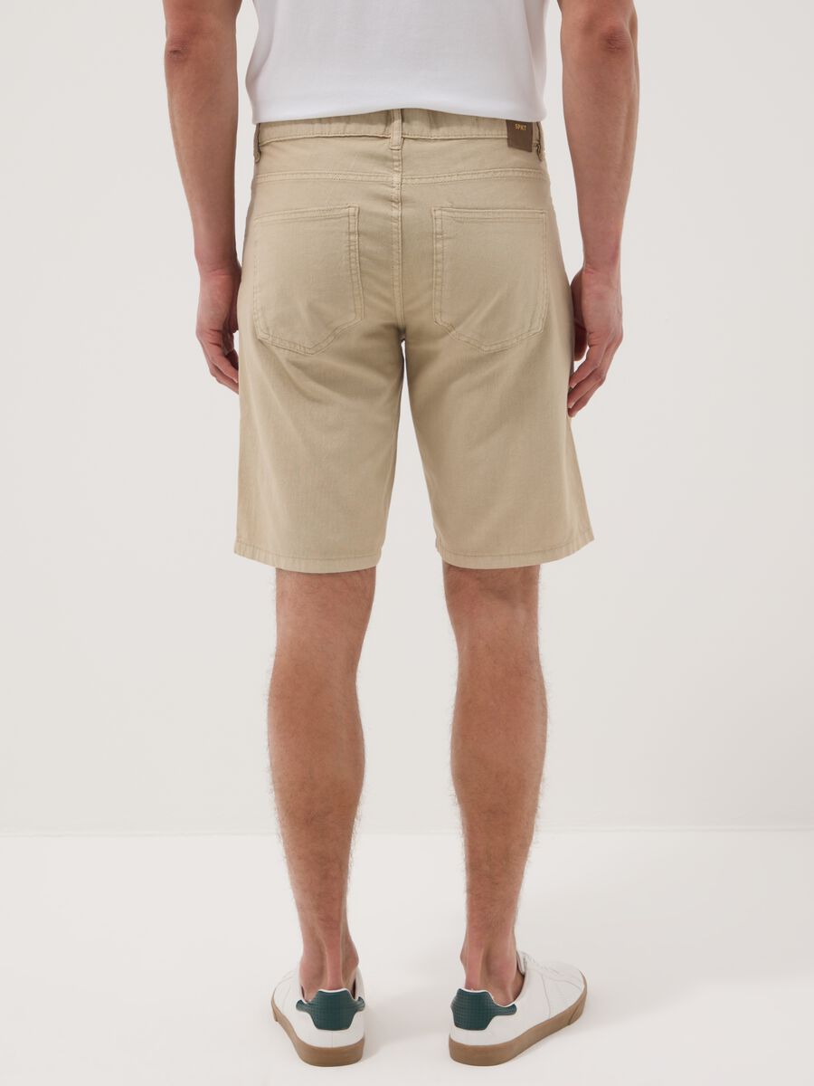 Beige five-pocket linen and cotton blend Bermuda shorts_3