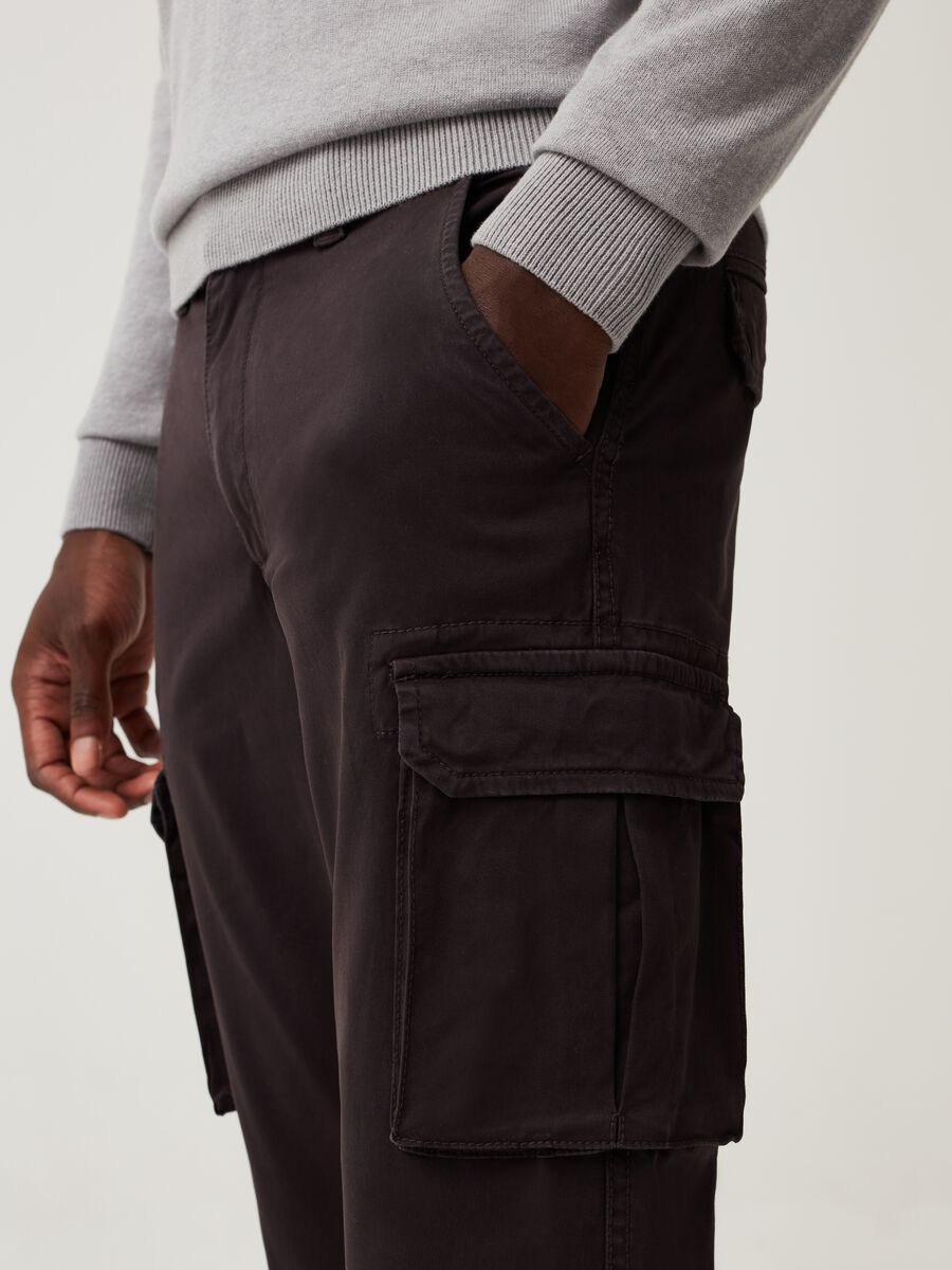 Pantaloni cargo in cotone tinto filo stretch_3