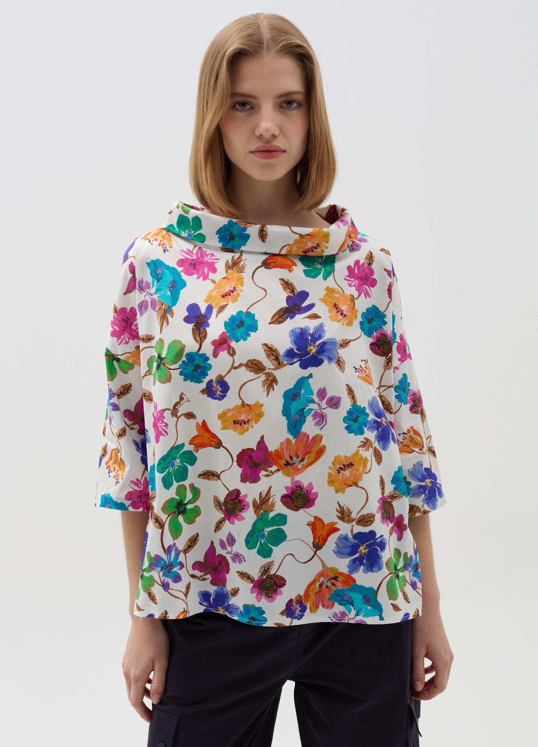 Blouse with folded collar and flowers print