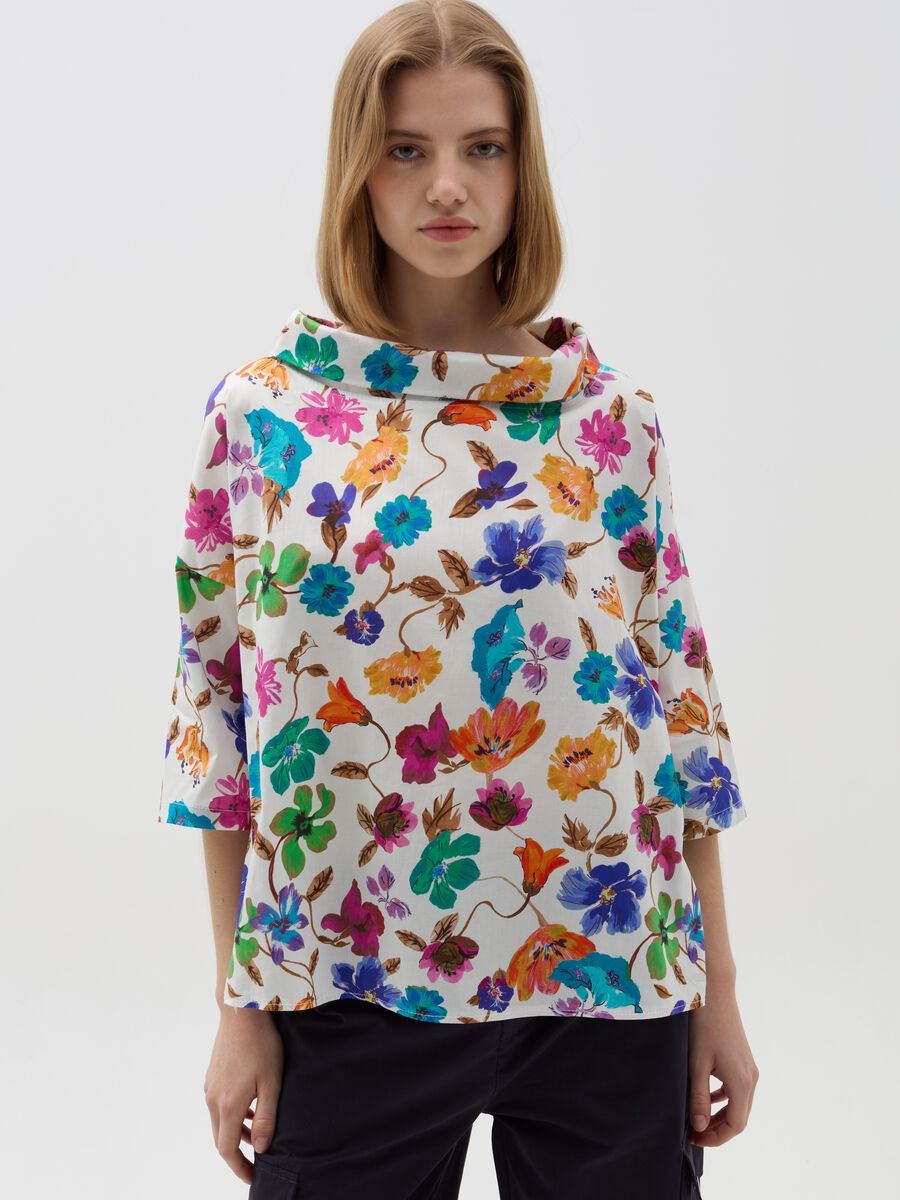 Blouse with folded collar and flowers print_0