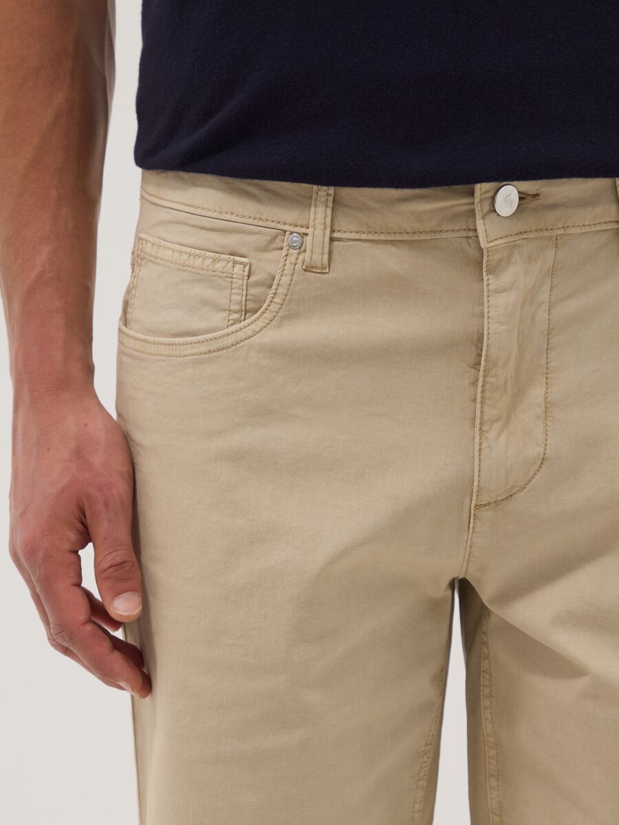 Beige stretch cotton five-pocket Bermuda shorts_3