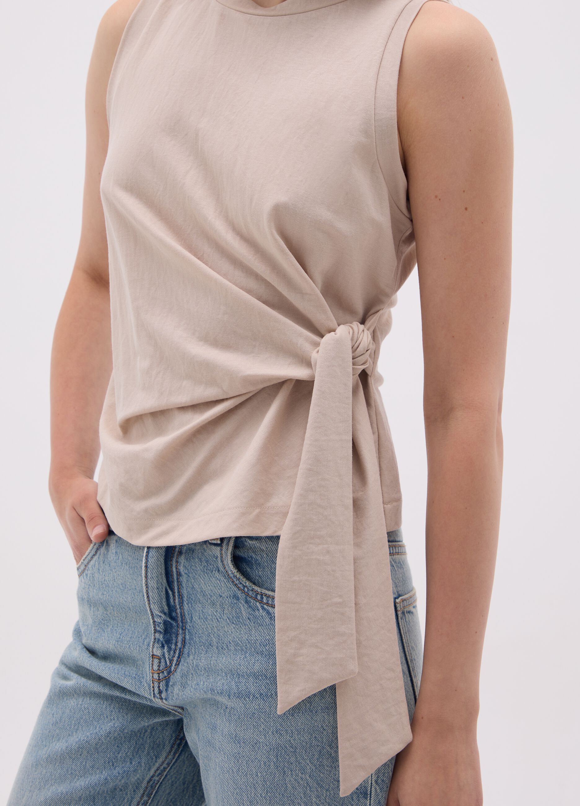 Beige mixed fitted top with knot