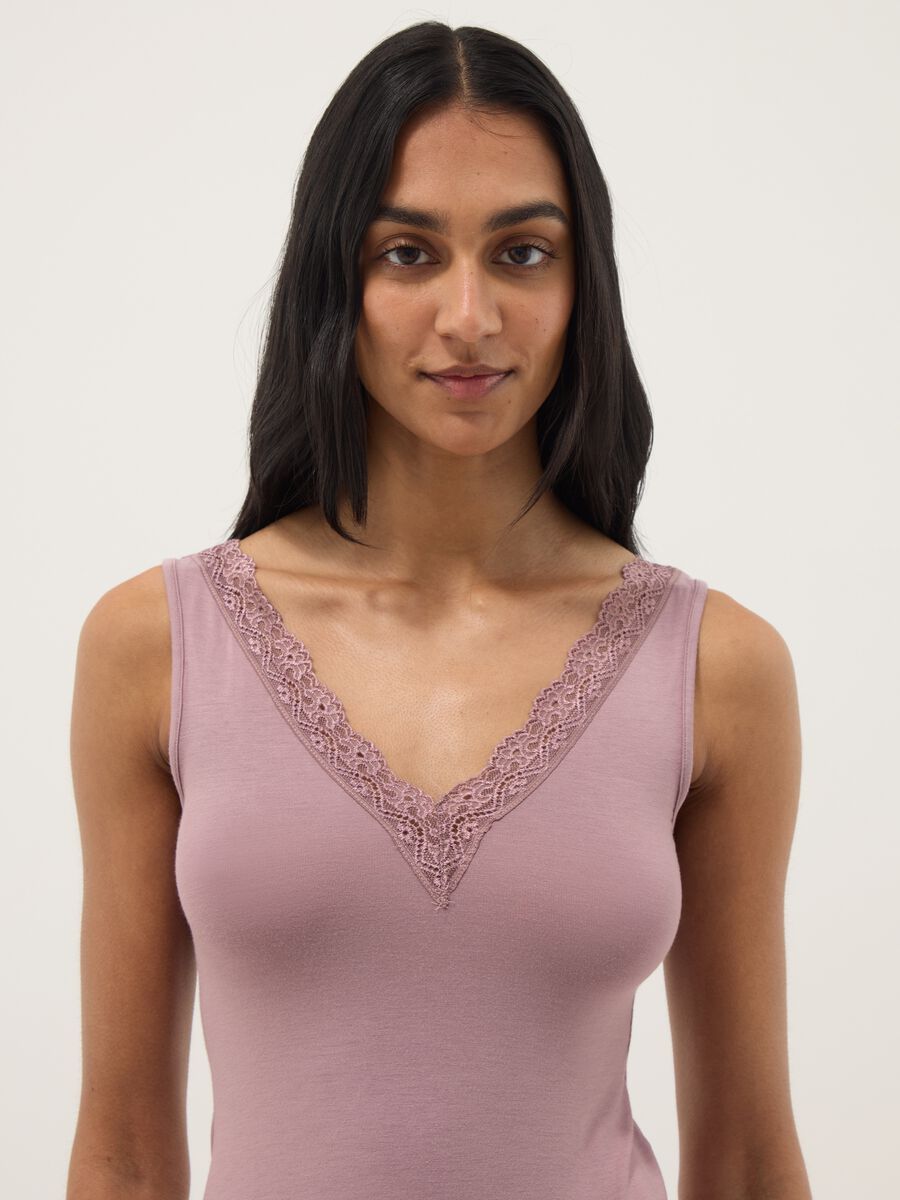 Canotta in viscosa elasticizzata rosa regular fit deep V con pizzo_1