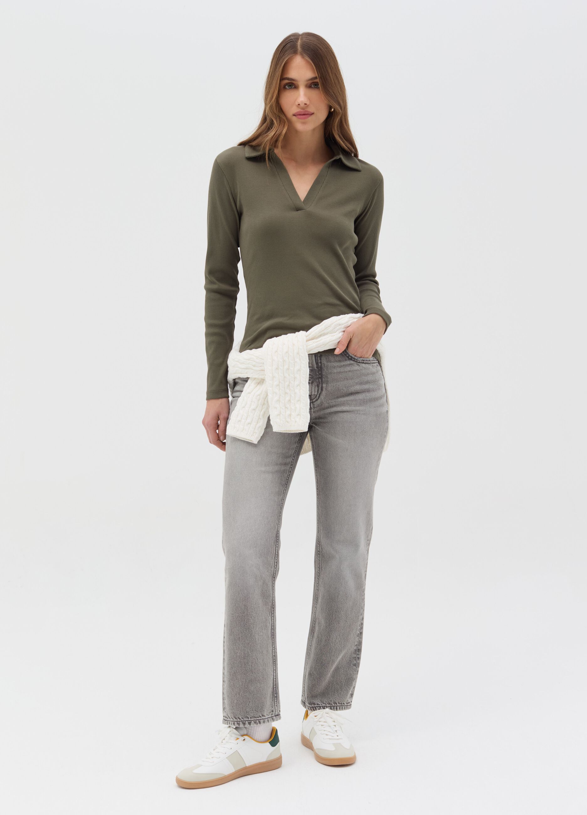 T-shirt a costine con scollo a polo