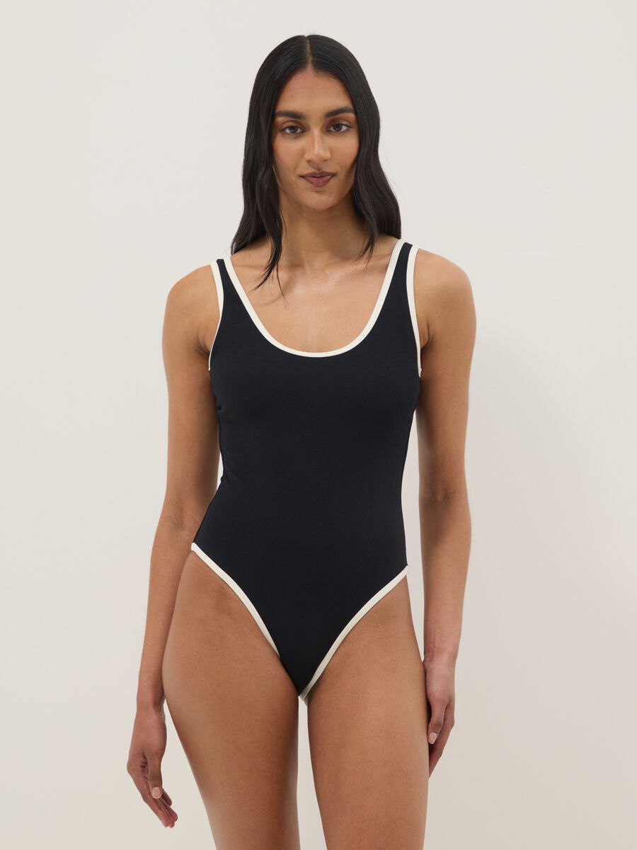 Costume da mare intero in tessuto elasticizzato nero con bordi bianchi_0