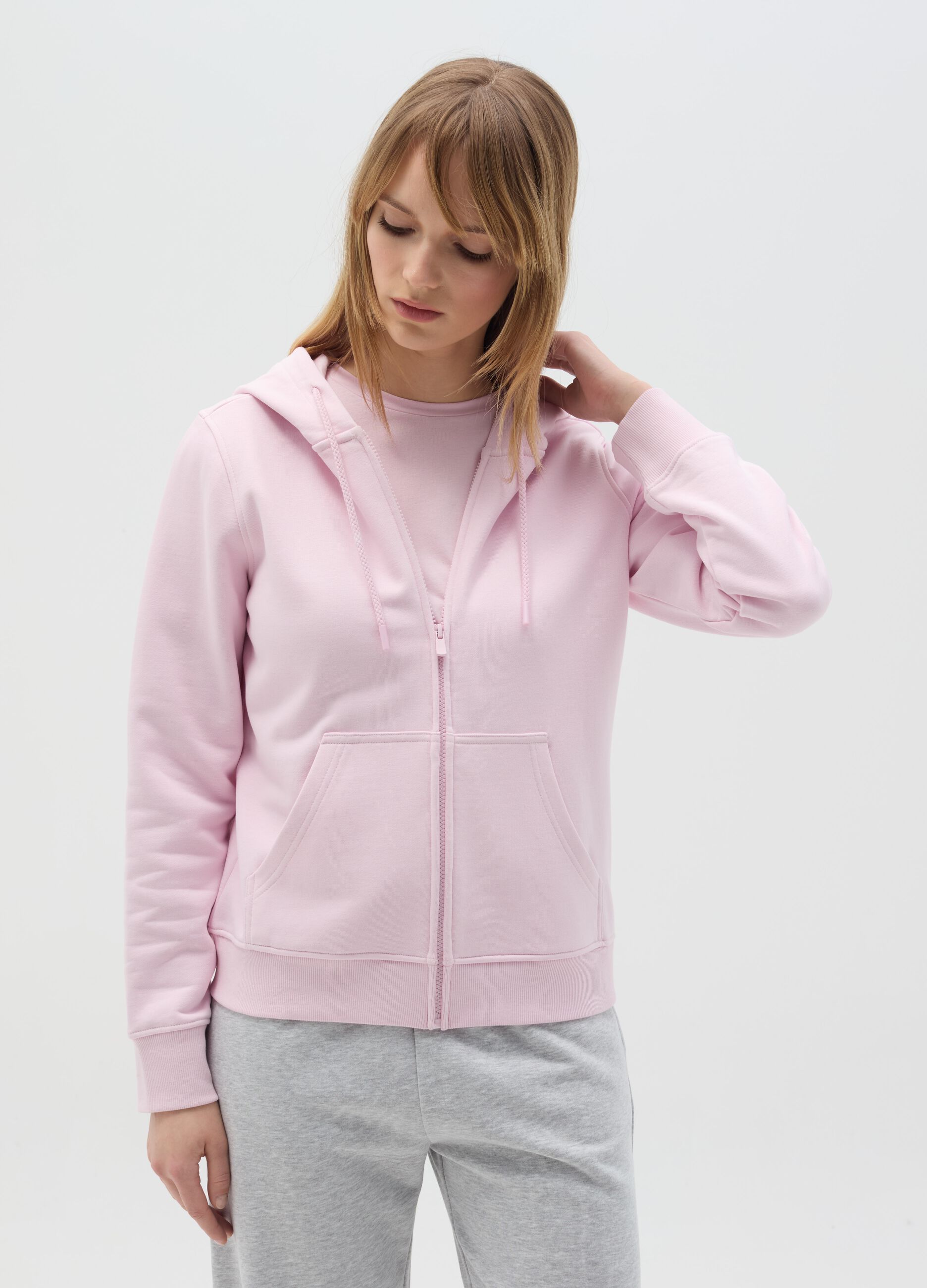 Essential full-zip sweatshirt with hood
