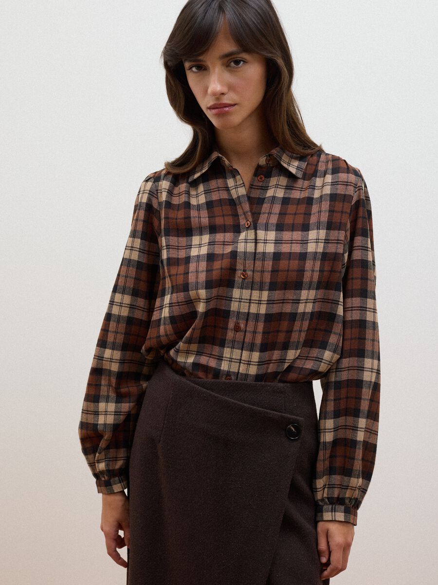 Camicia marrone a quadri con colletto classico_0