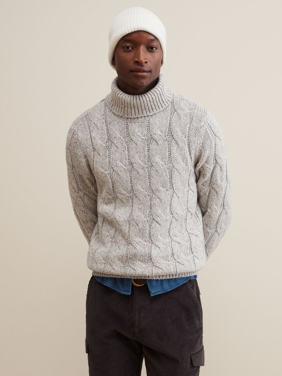 Pullover con lavorazione a trecce bicolore_0