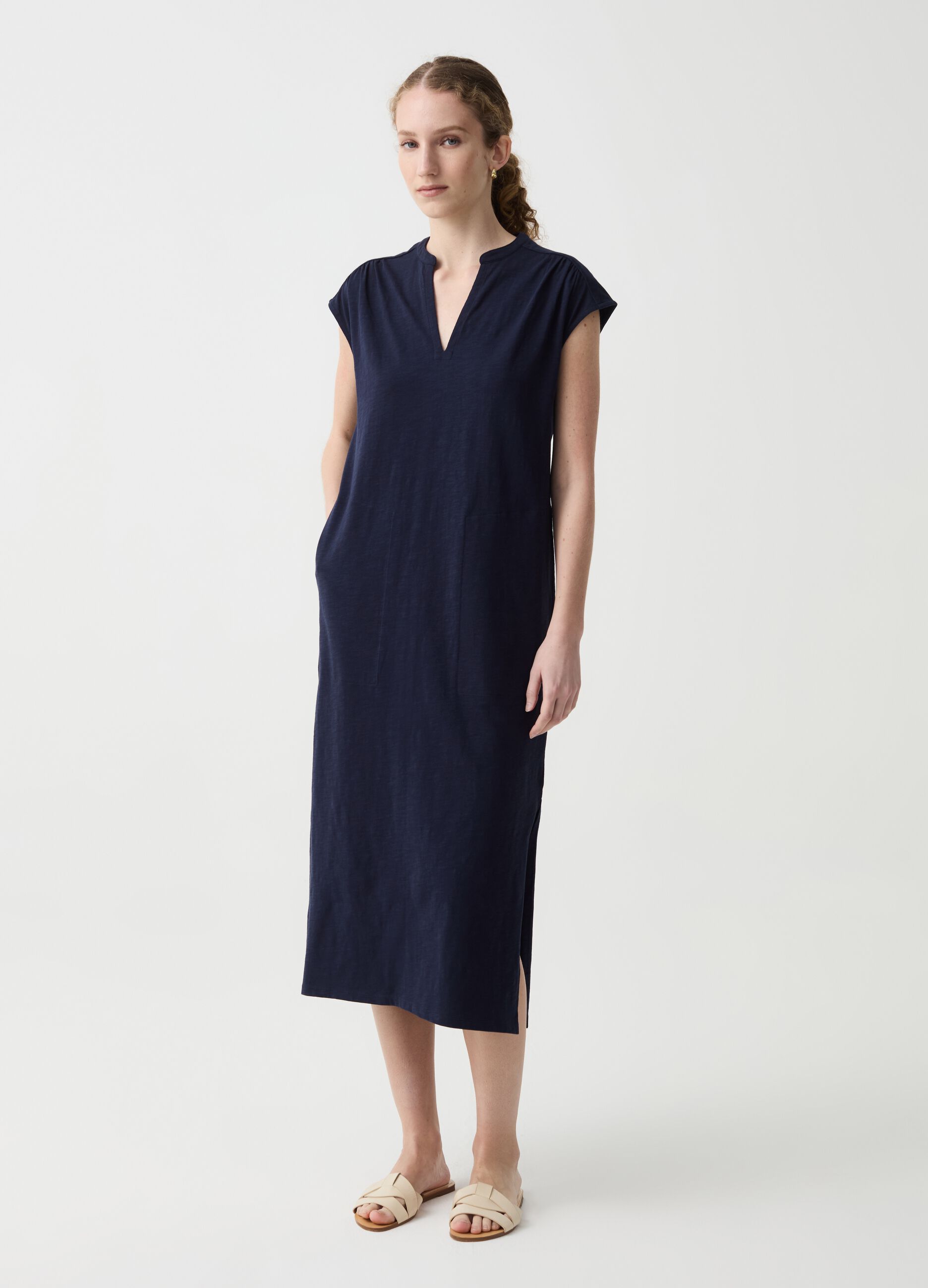 Essential long dress with V-neck