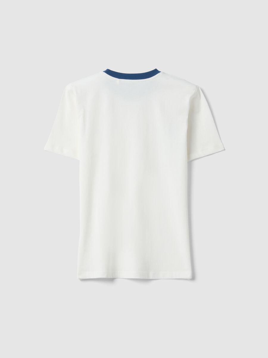 T-shirt in puro cotone bianco da ragazzo relaxed fit con collo blu_1