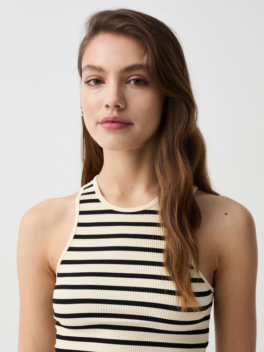 Seamless crop top with stripes_1