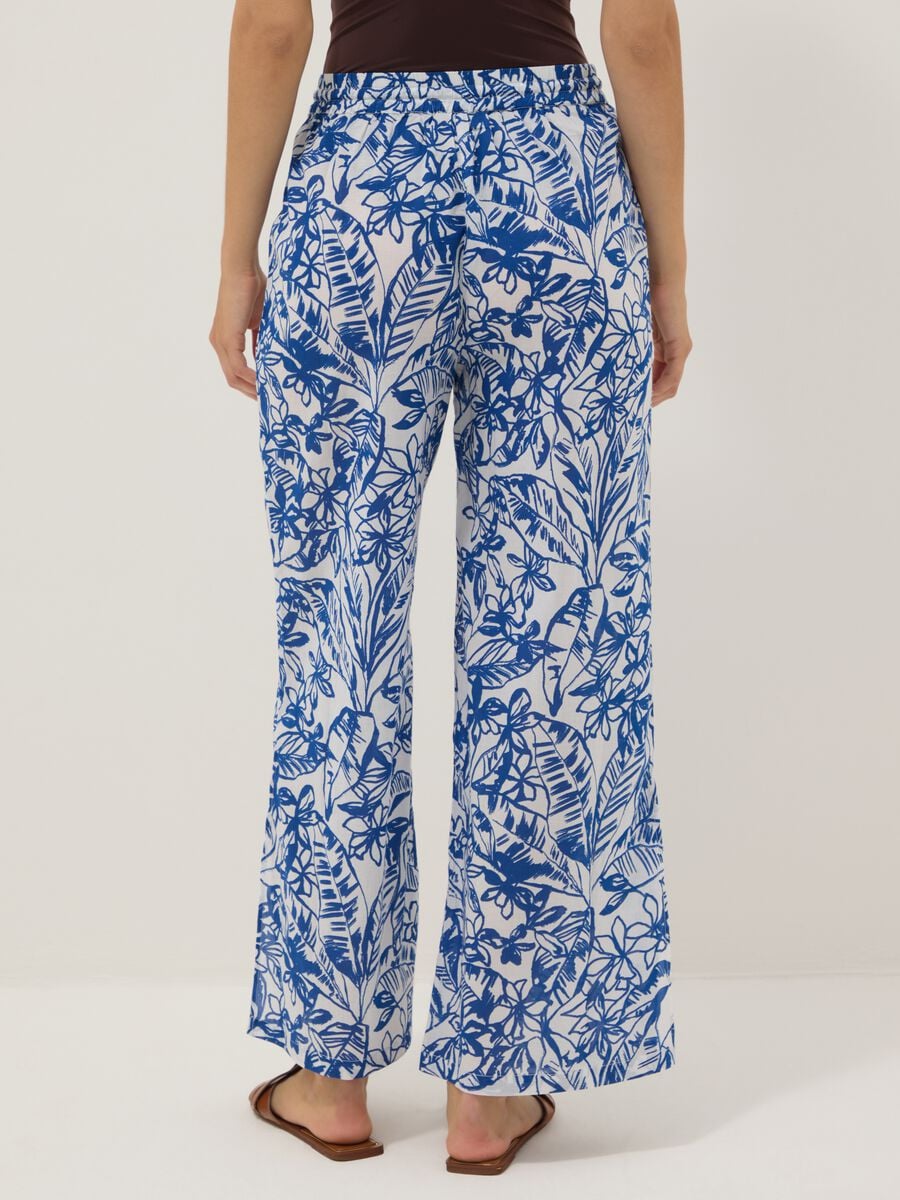 Pantaloni blu e bianchi in cotone organico con stampa floreale_2