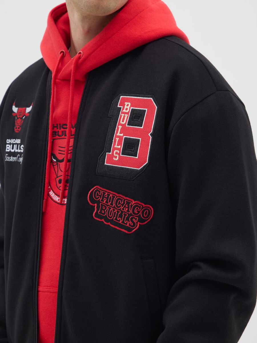 Black Chicago Bulls Jacket with Embroidered Details_3