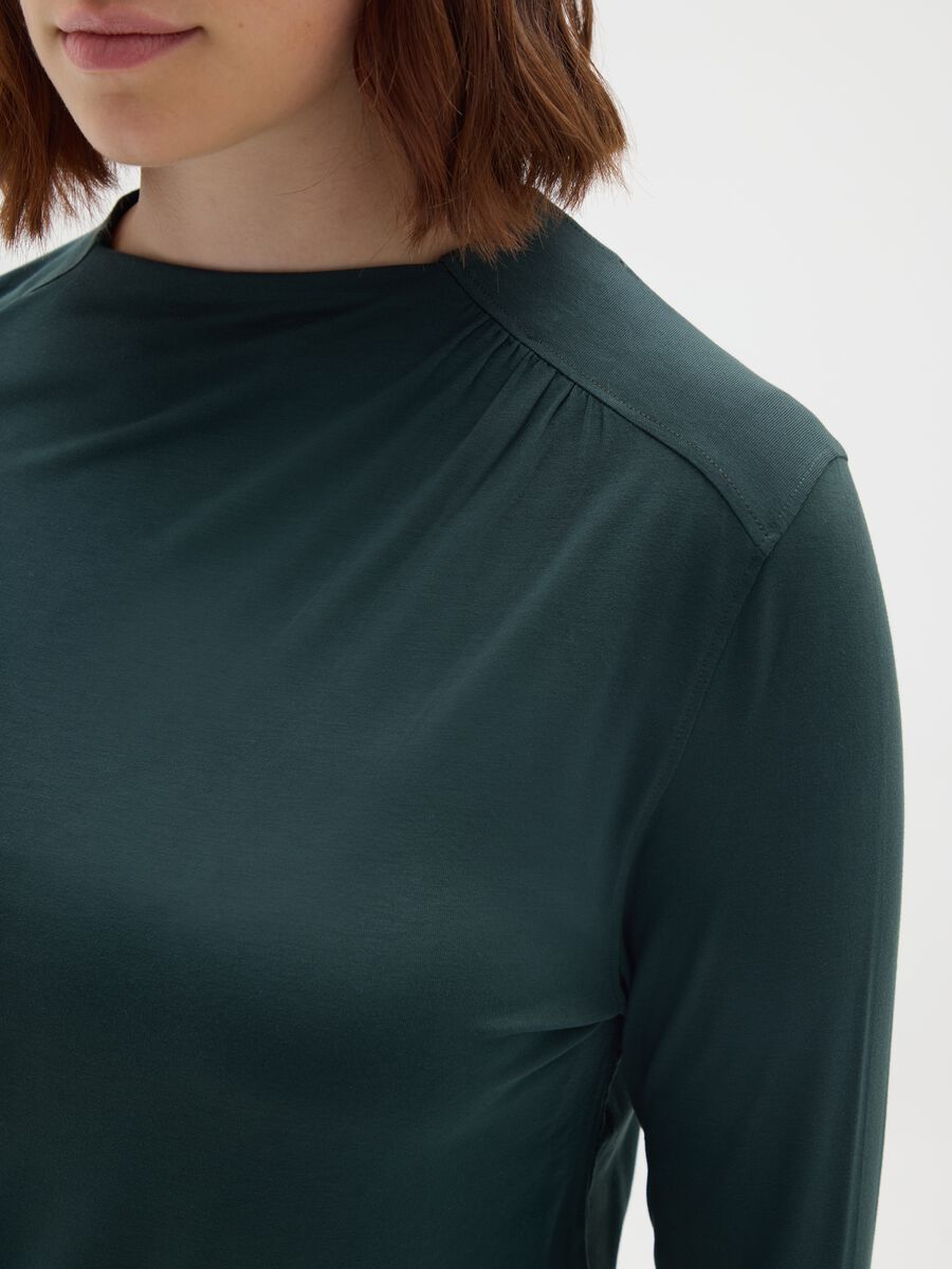 Maglia nera a maniche lunghe con collo a lupetto_2