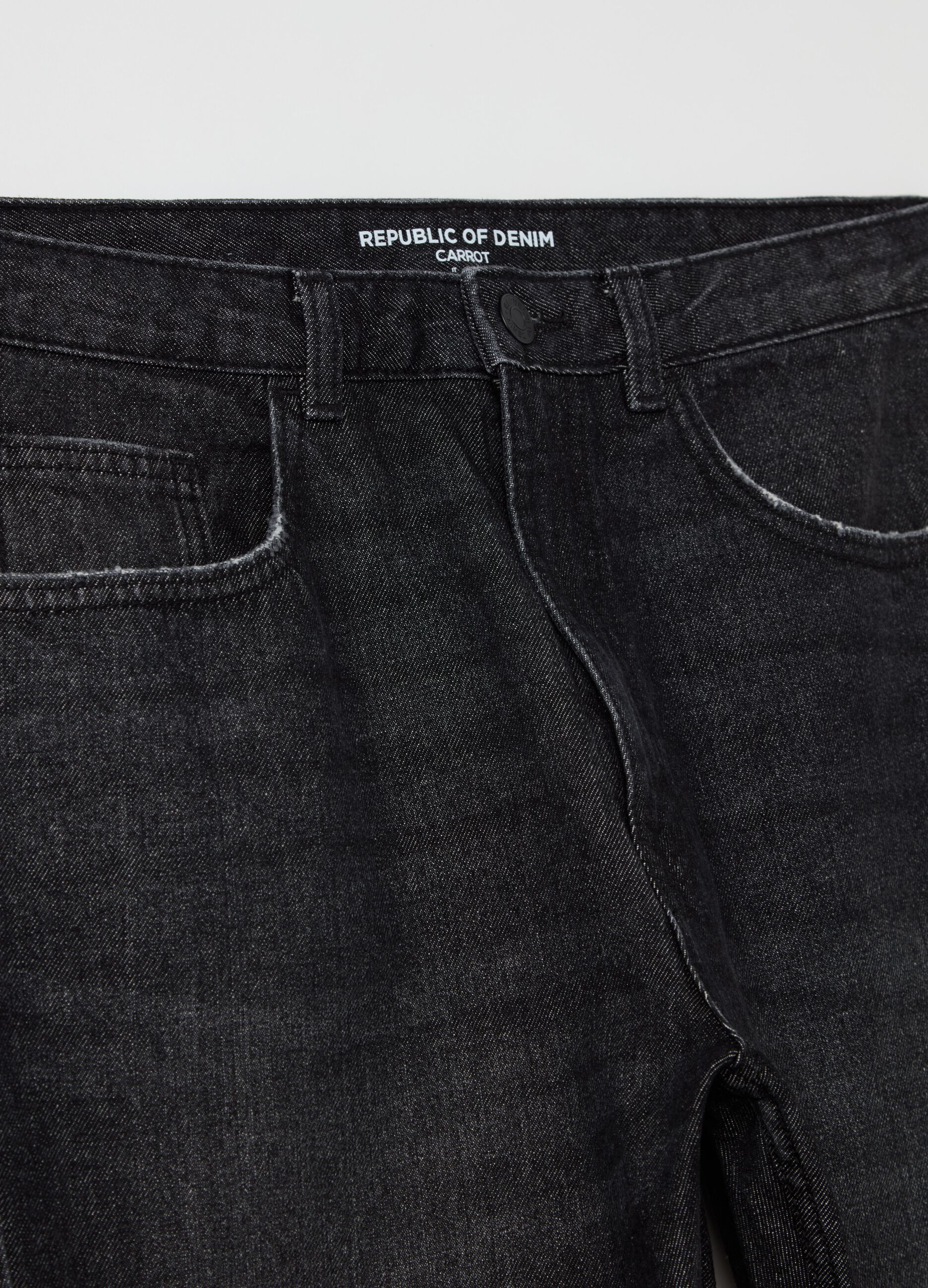 Jeans carrot fit con scoloriture