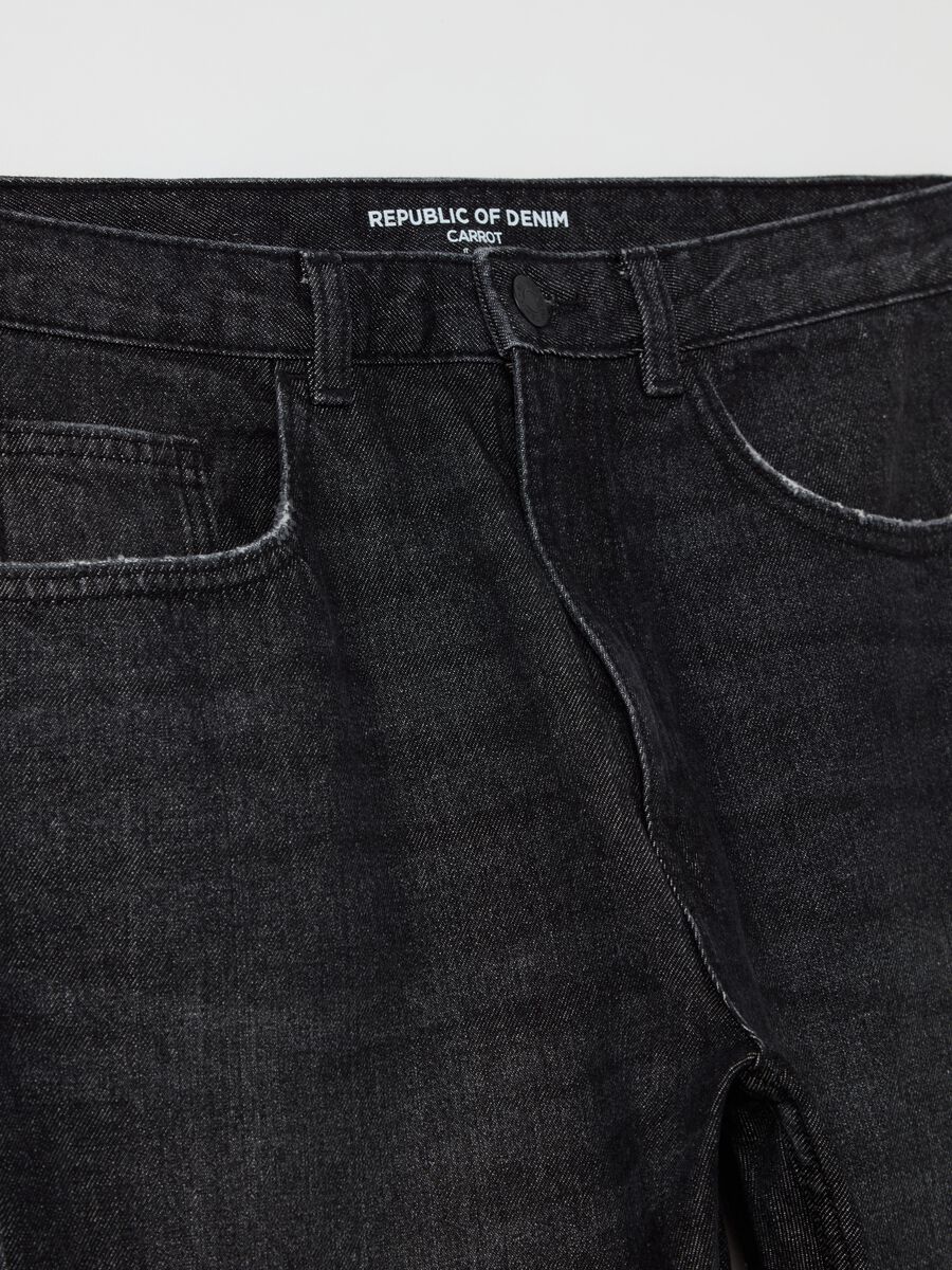 Carrot-fit jeans with fading_5