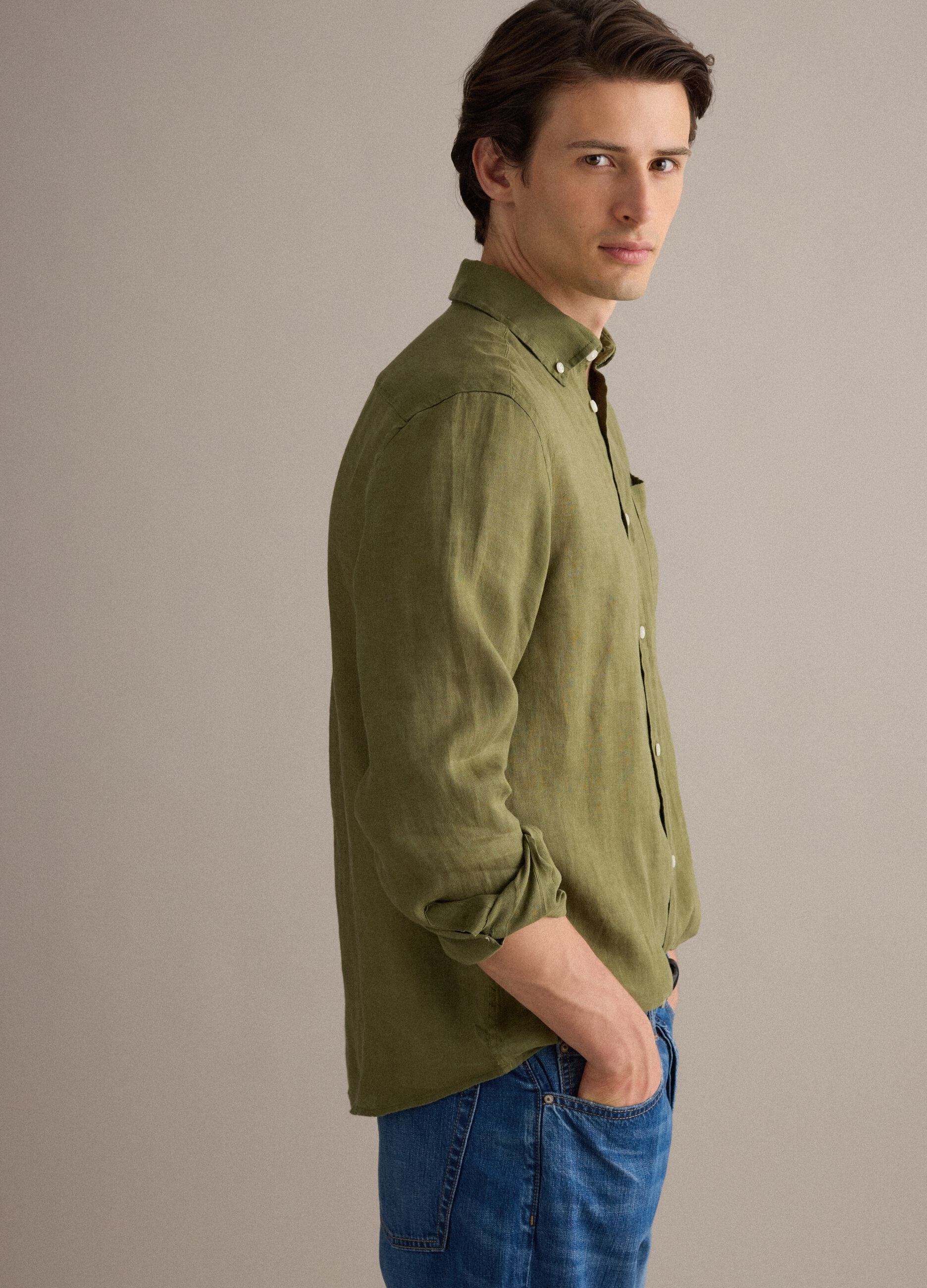 Green pure linen shirt with button-down collar, regular fit