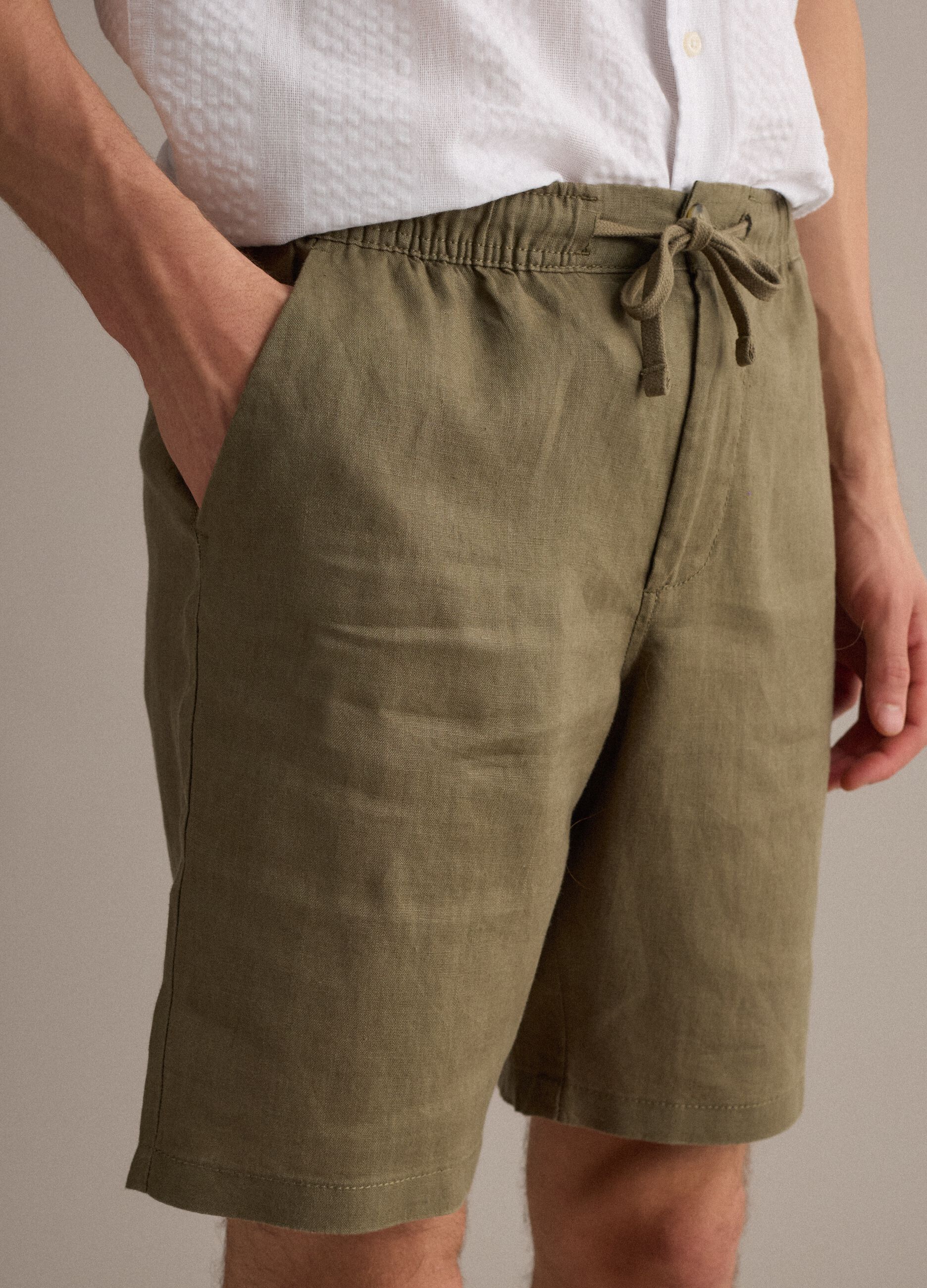 Bermuda verdi in puro lino con vita elasticizzata