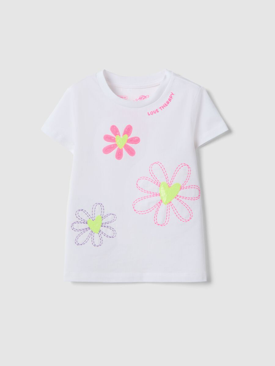T-shirt in cotone elasticizzato bianca da bambina con fiori ricamati_0