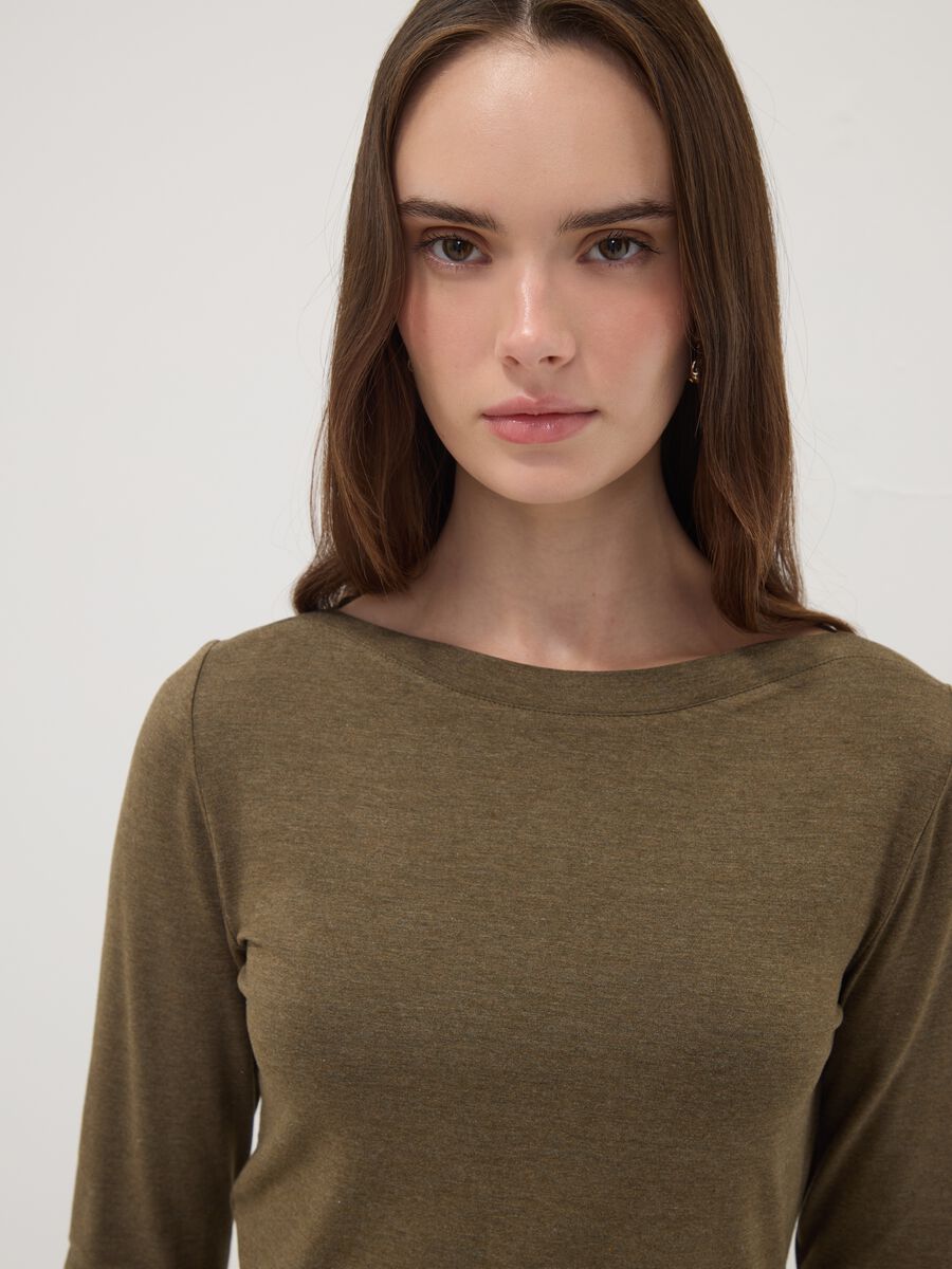 T-shirt verde in viscosa elasticizzato a maniche lunghe_1