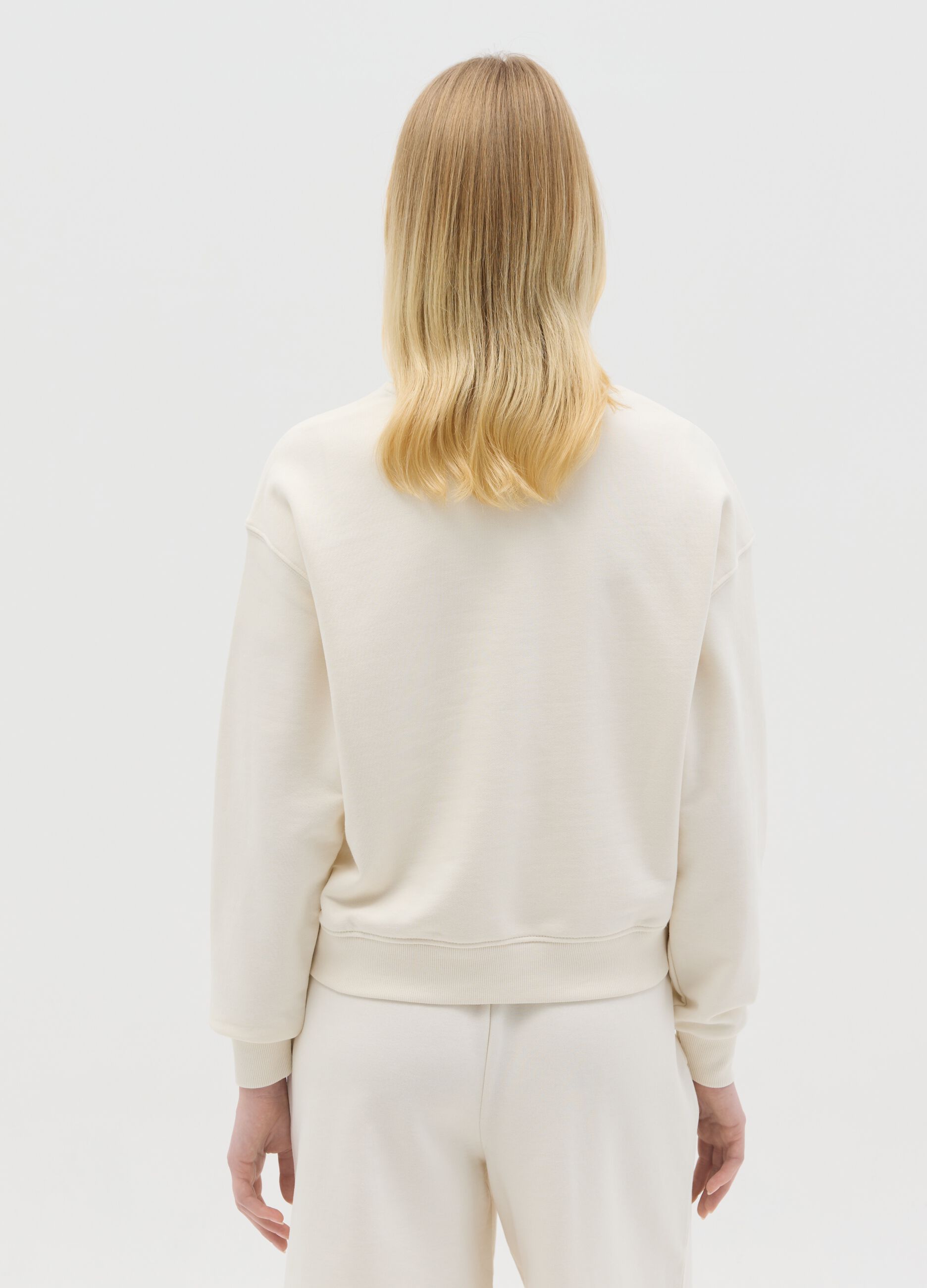 Essential sweatshirt with round neck