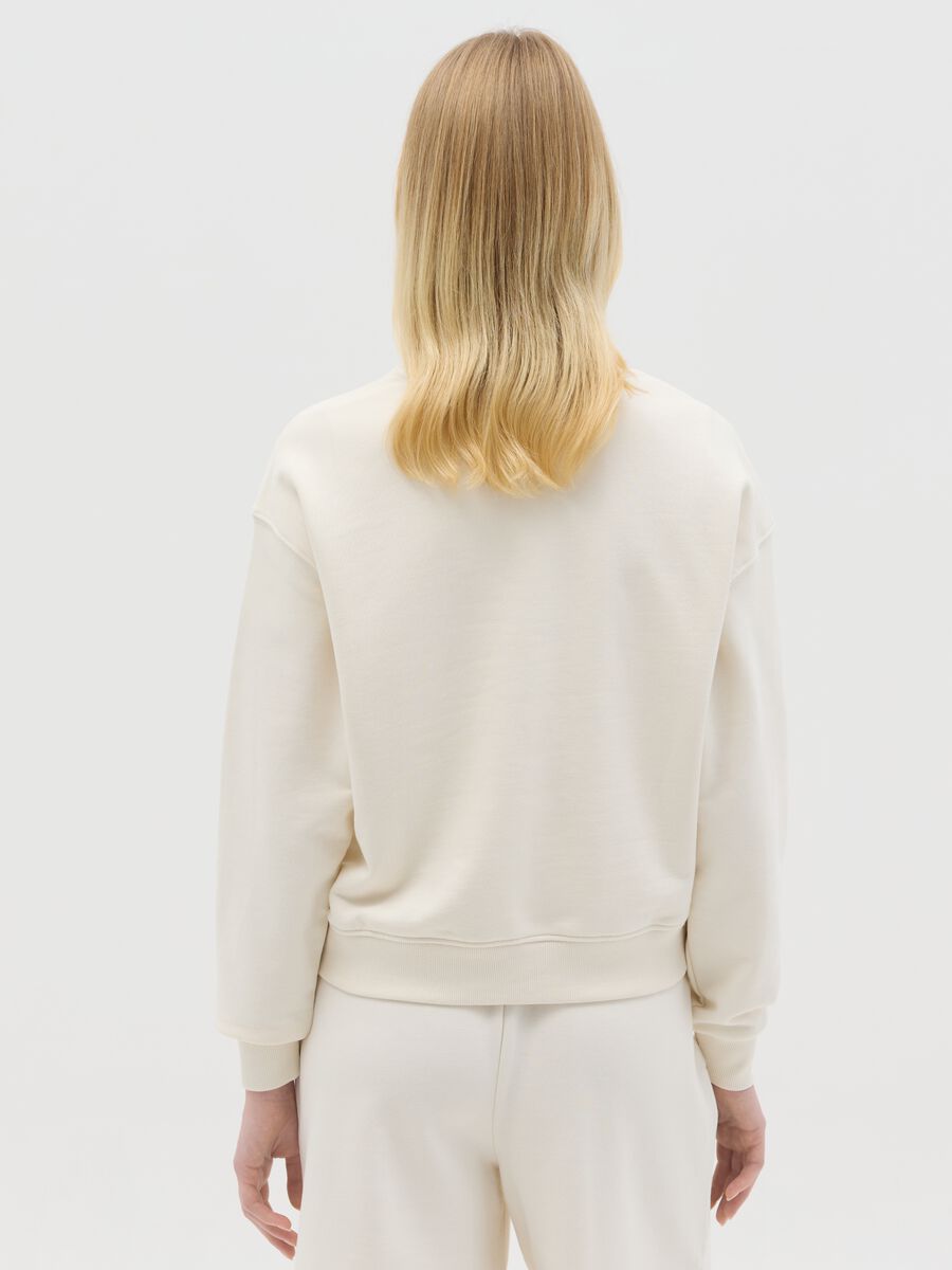 Essential sweatshirt with round neck_3