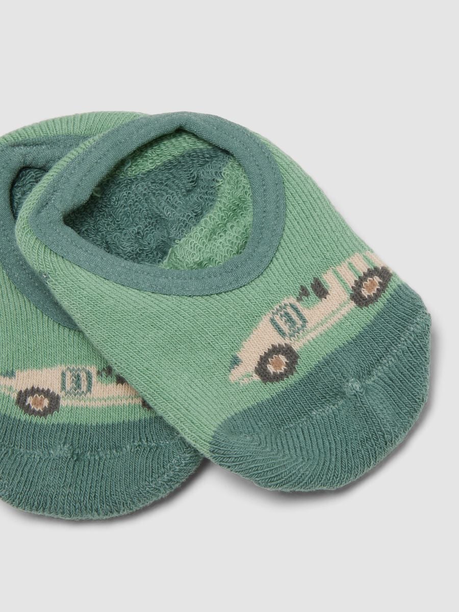Calze verdi antiscivolo in cotone organico elasticizzato con macchinina_2