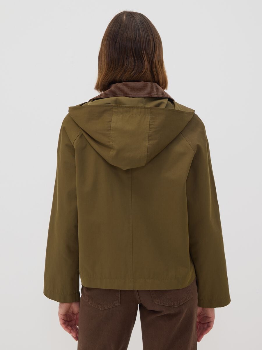 Giacca parka verde con cappuccio e collo a coste in misto cotone_3