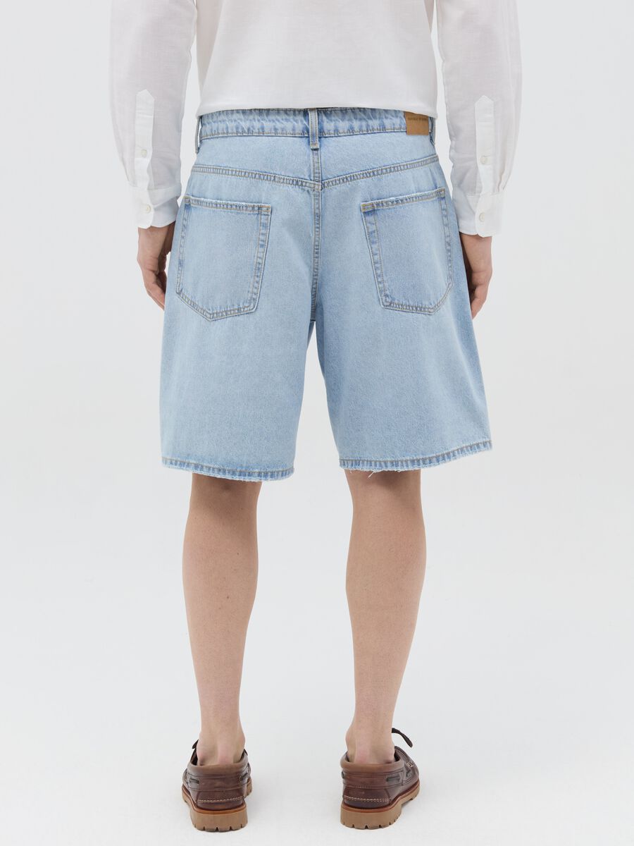 Baggy-fit Bermuda shorts in denim with five pockets_3