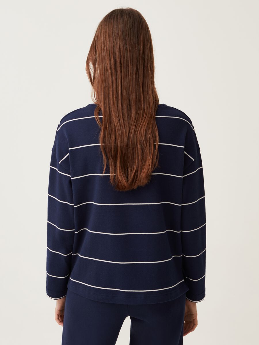 Long-sleeved T-shirt with fine stripes_2