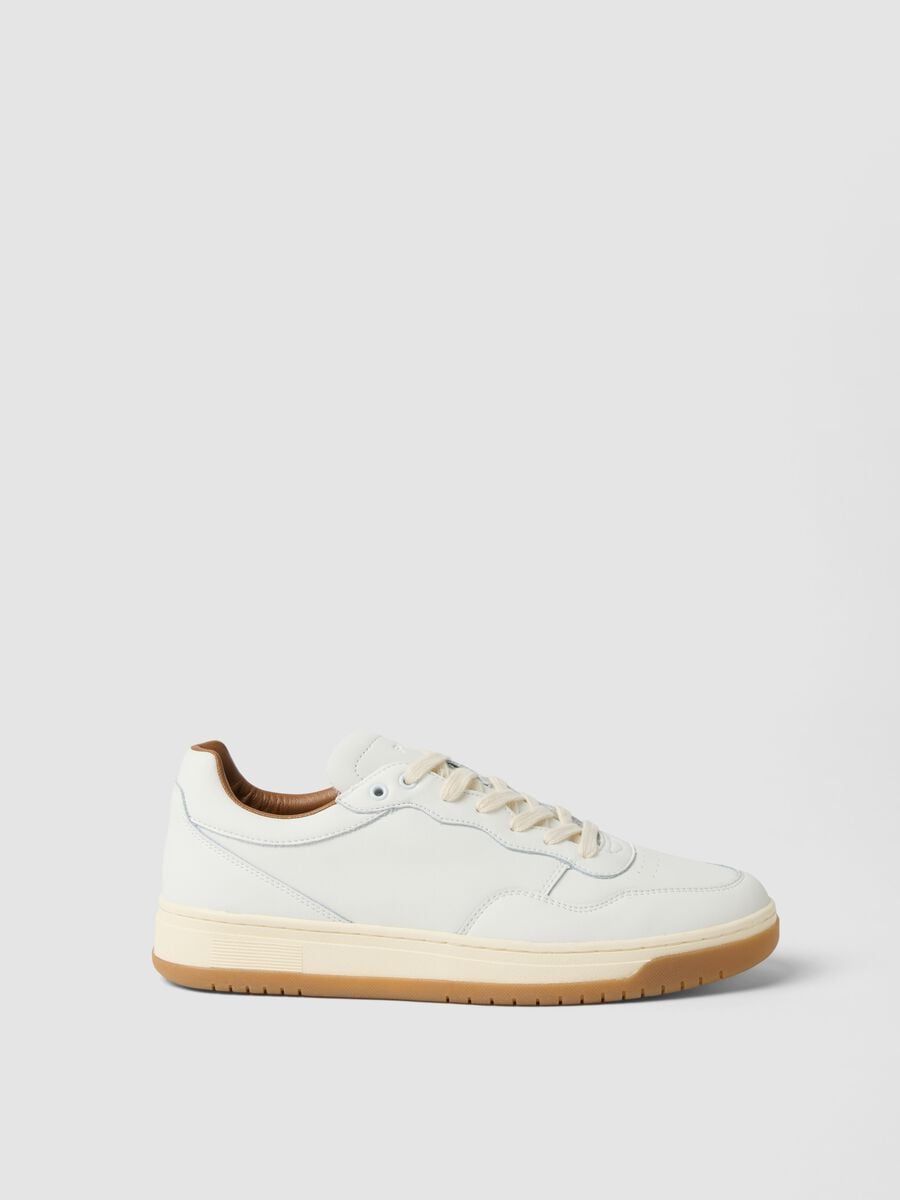 Sneakers bianche in vera pelle con suola a contrasto_0