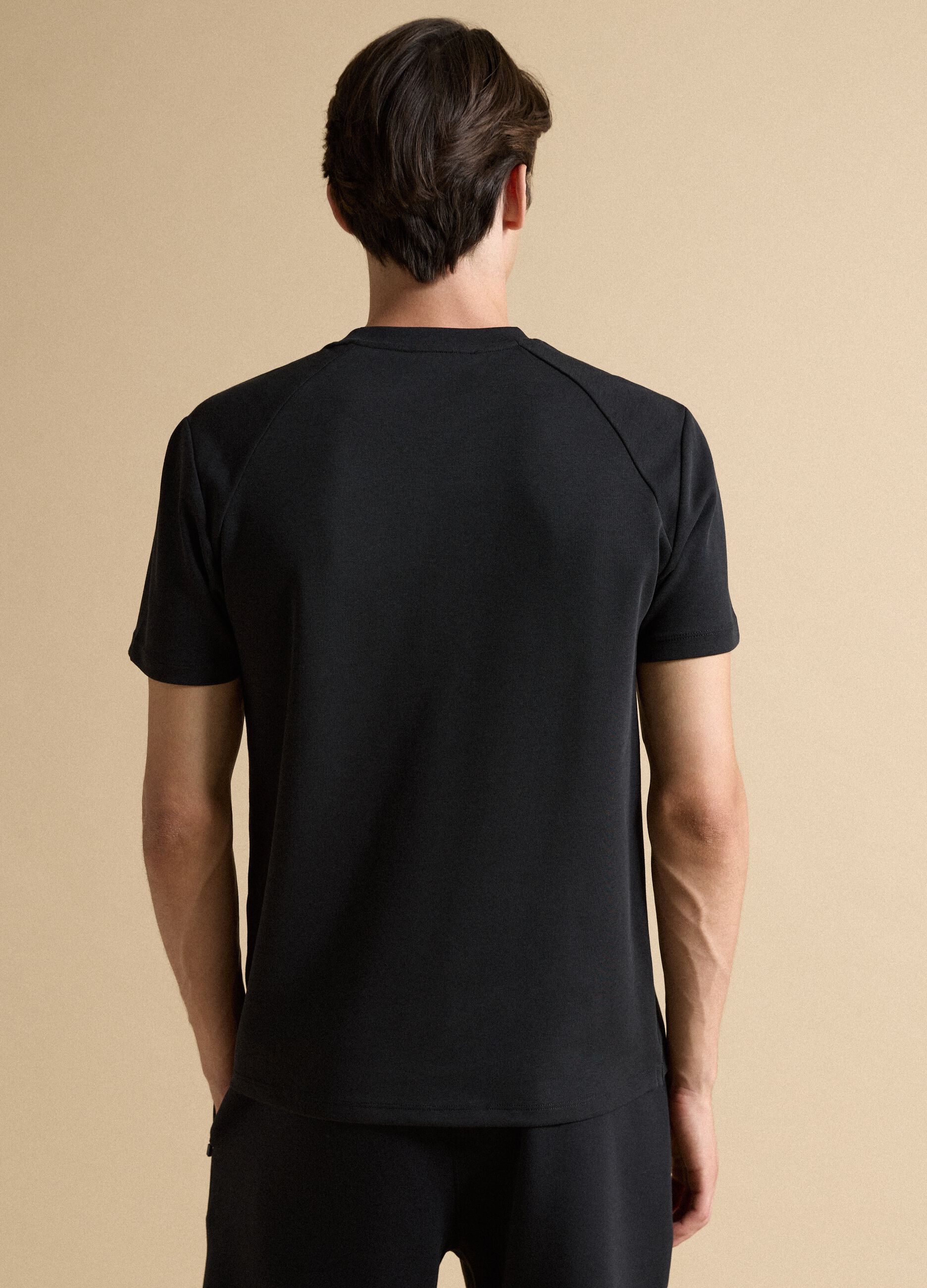 T-shirt nera in misto cotone traspirante e ad asciugatura rapida