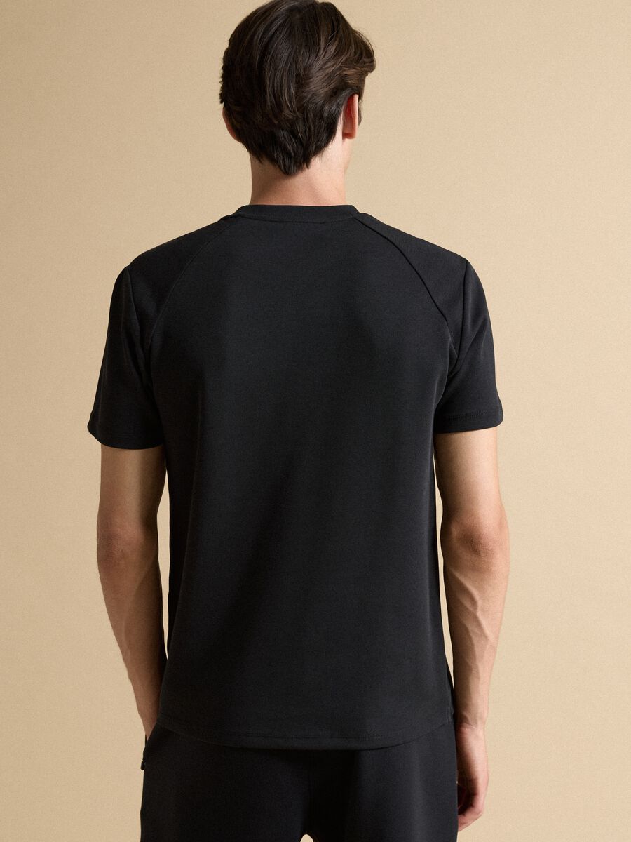 T-shirt nera in misto cotone traspirante e ad asciugatura rapida_3