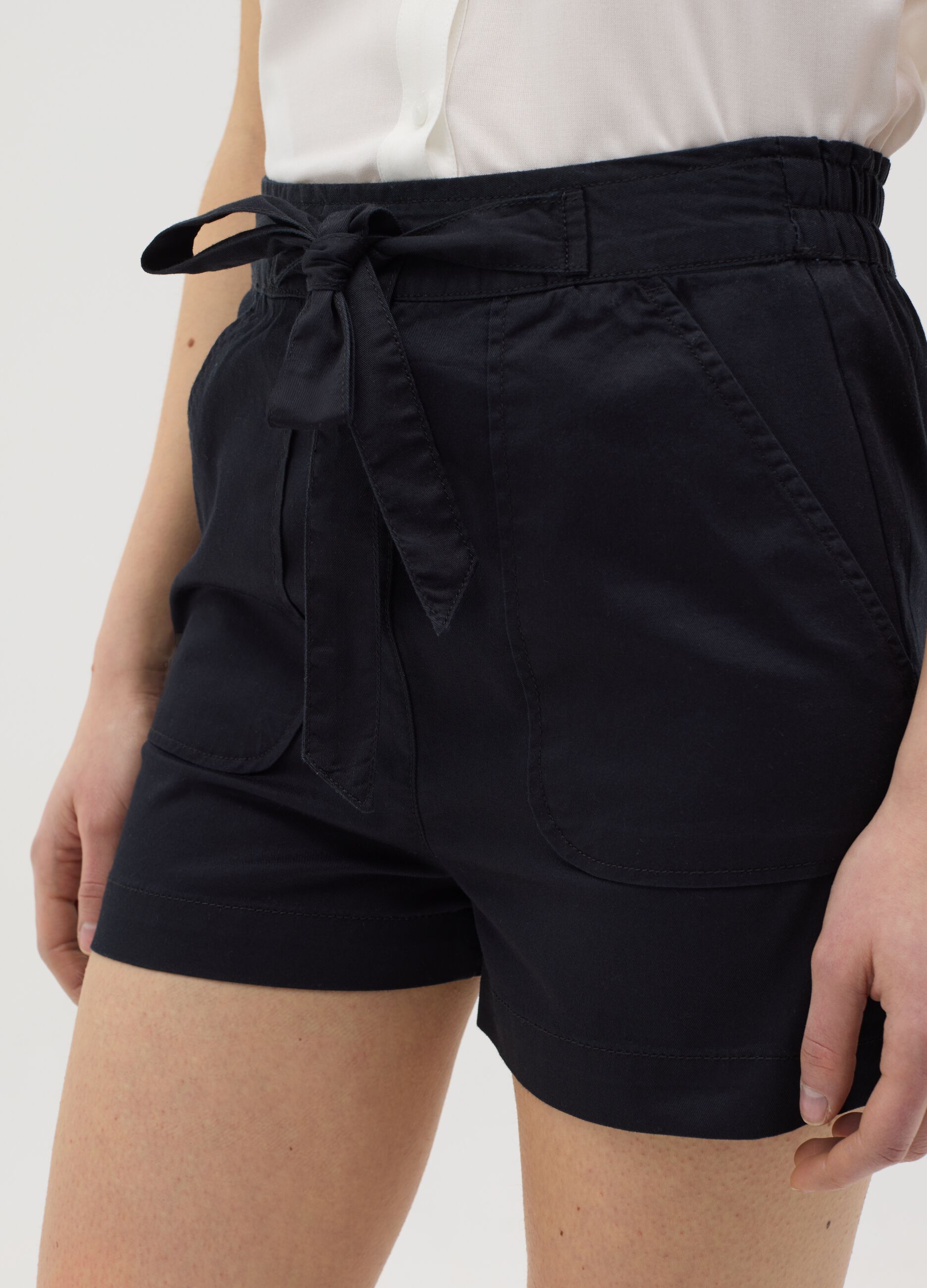 Fluid shorts in denim with bow