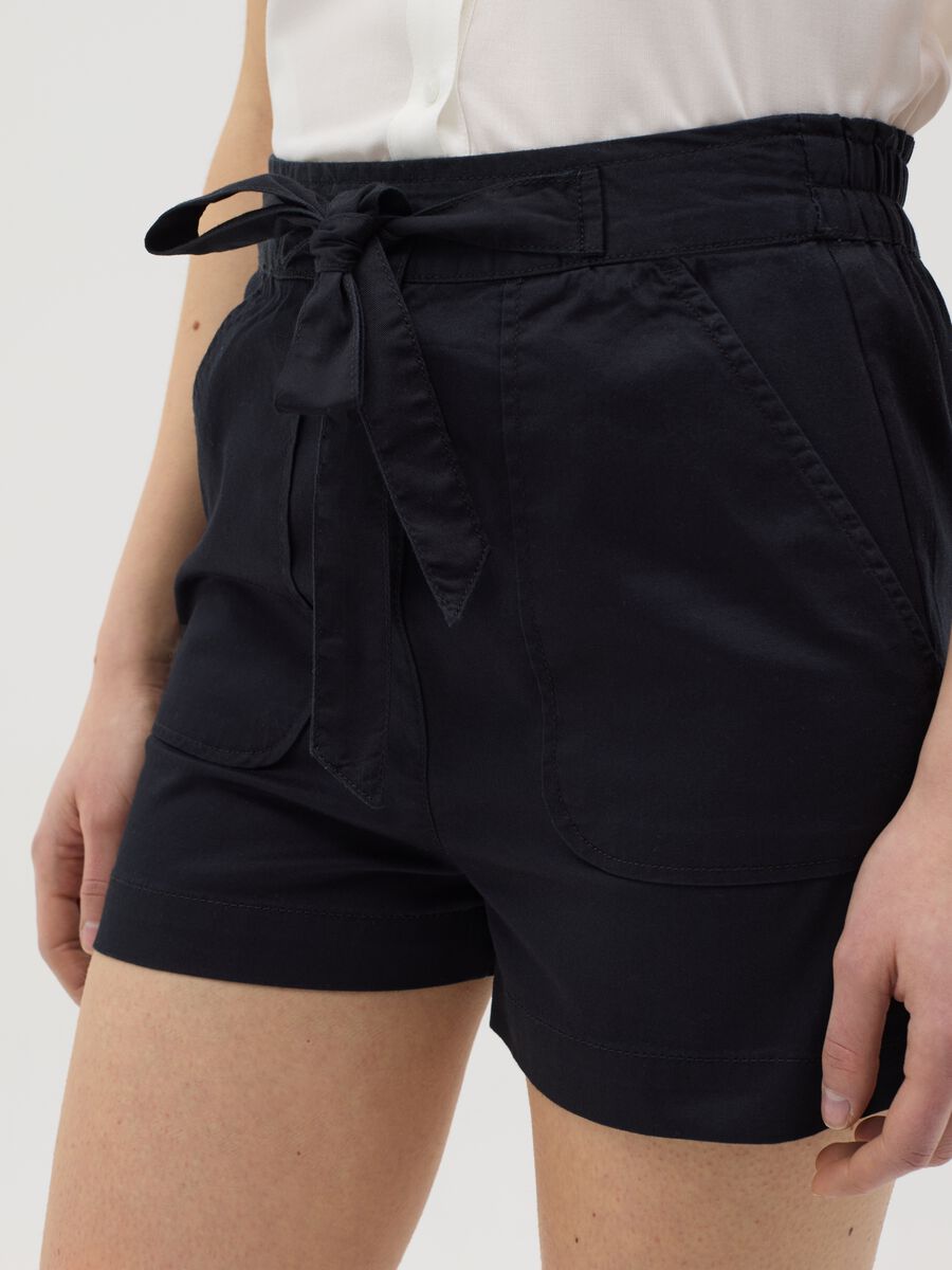 Fluid shorts in denim with bow_3
