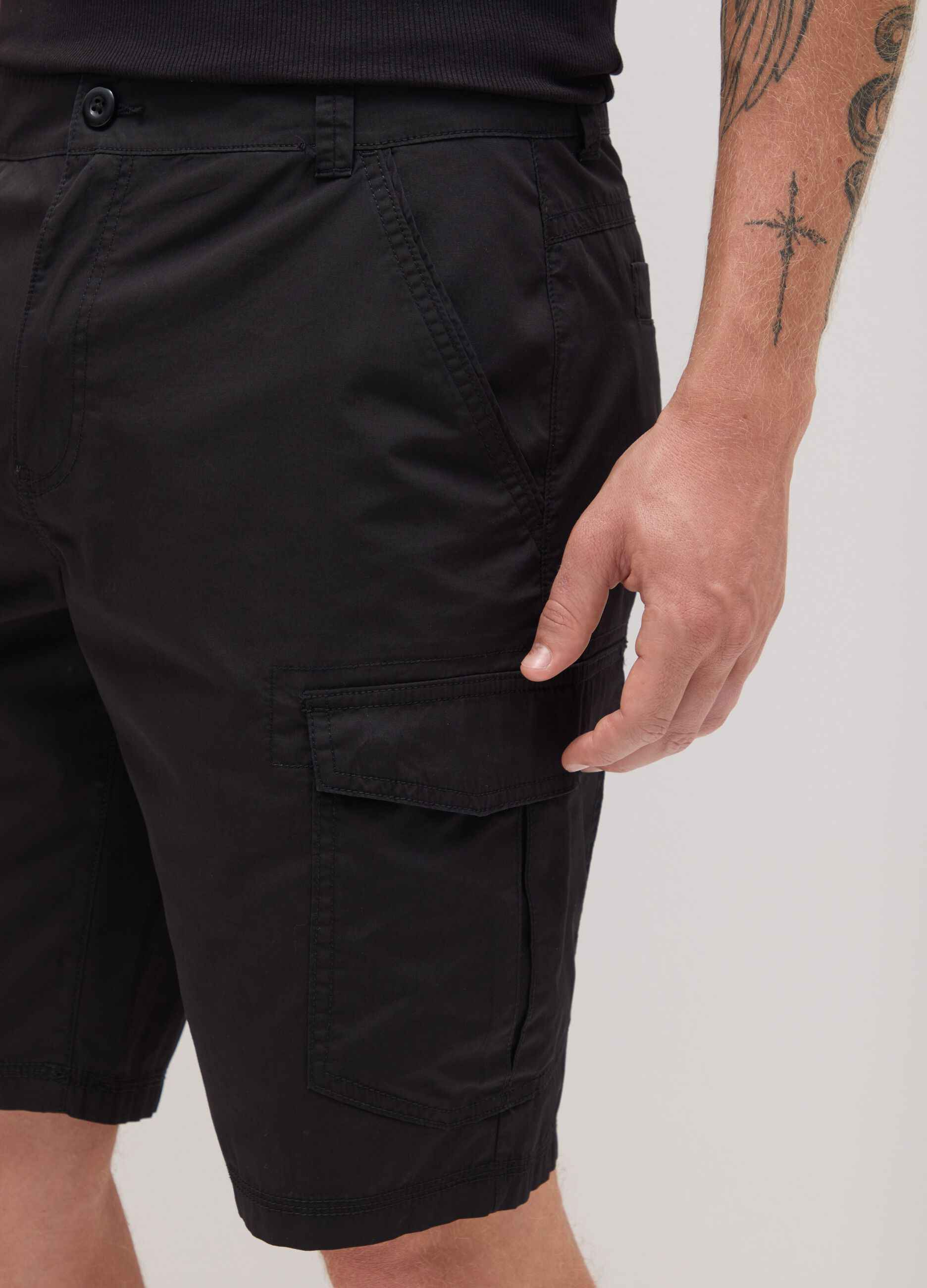 Men's black pure cotton regular fit bermuda shorts with cargo pockets