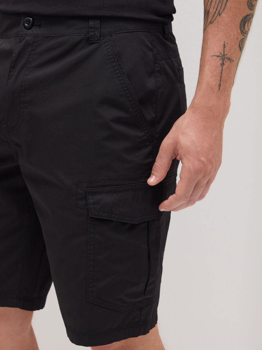 Men's black pure cotton regular fit bermuda shorts with cargo pockets_2