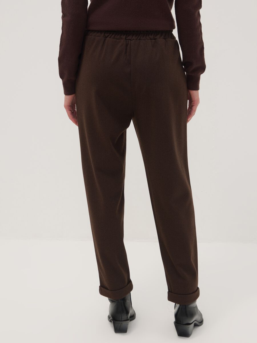 Pantaloni marroni regular fit con motivo chevron_3