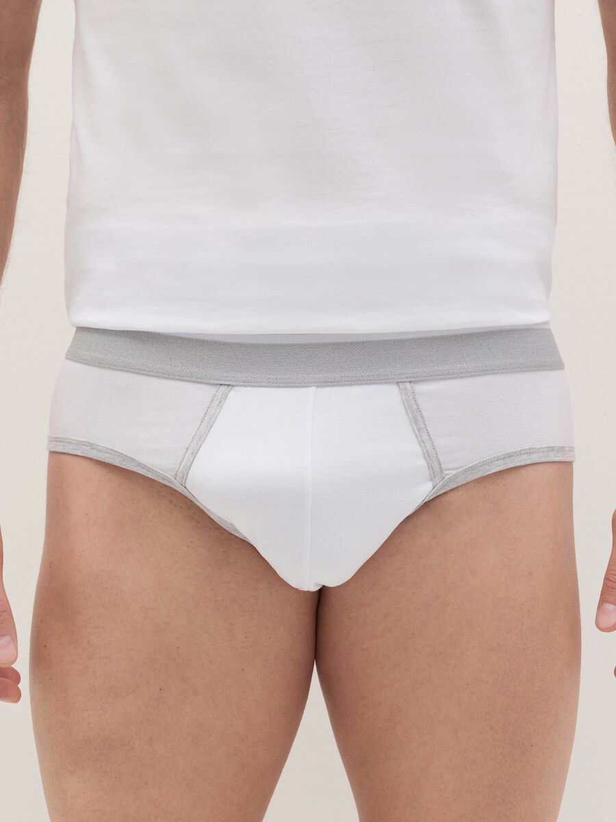 Stretch briefs with contrasting details_1