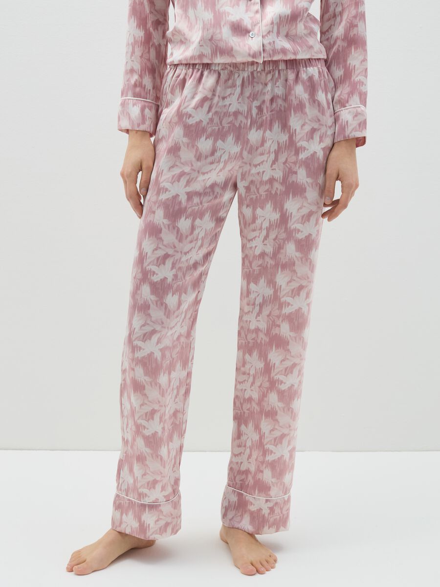 Pyjama trousers in pink and white satin_1