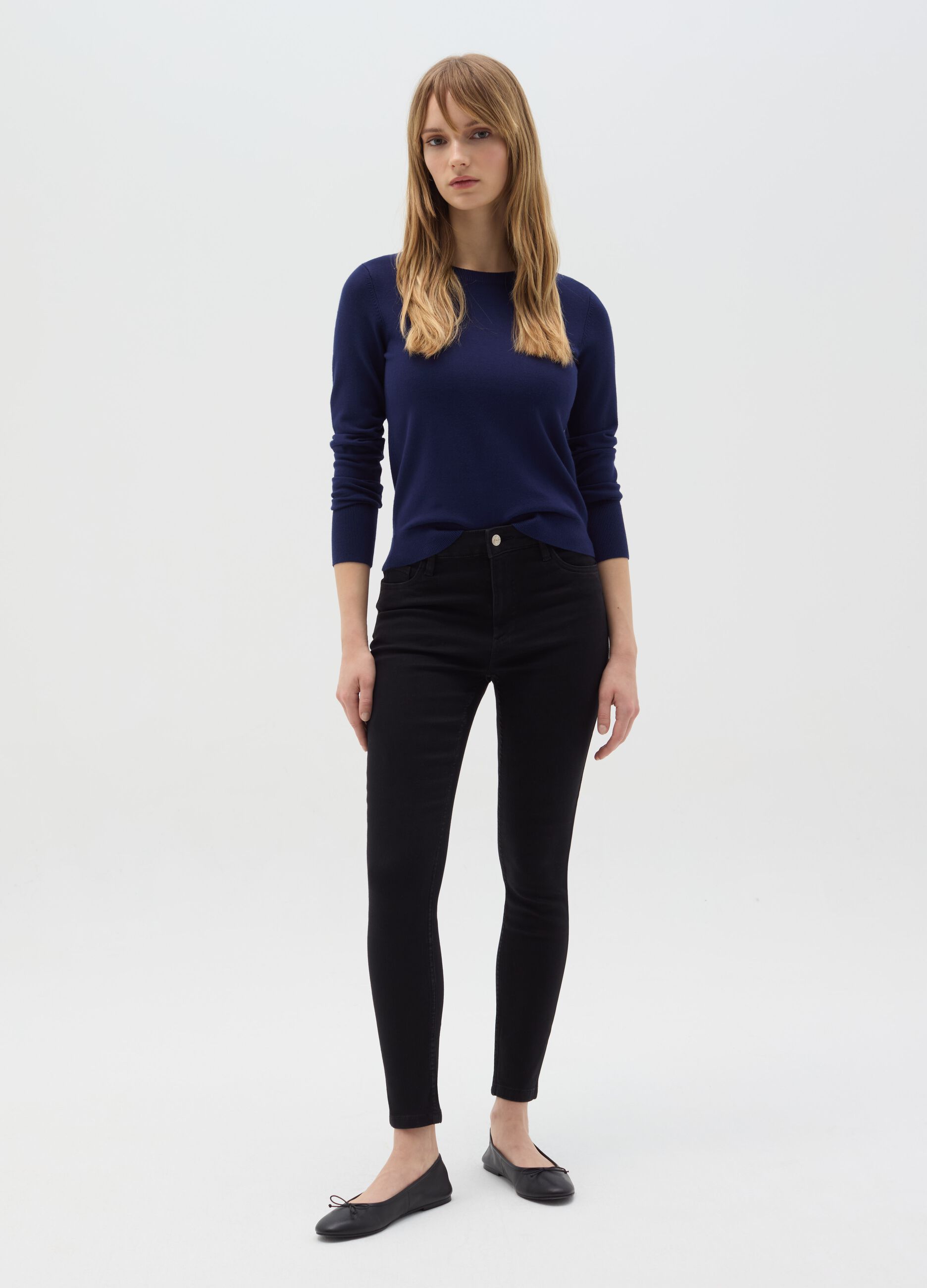 Top with round neck and long sleeves