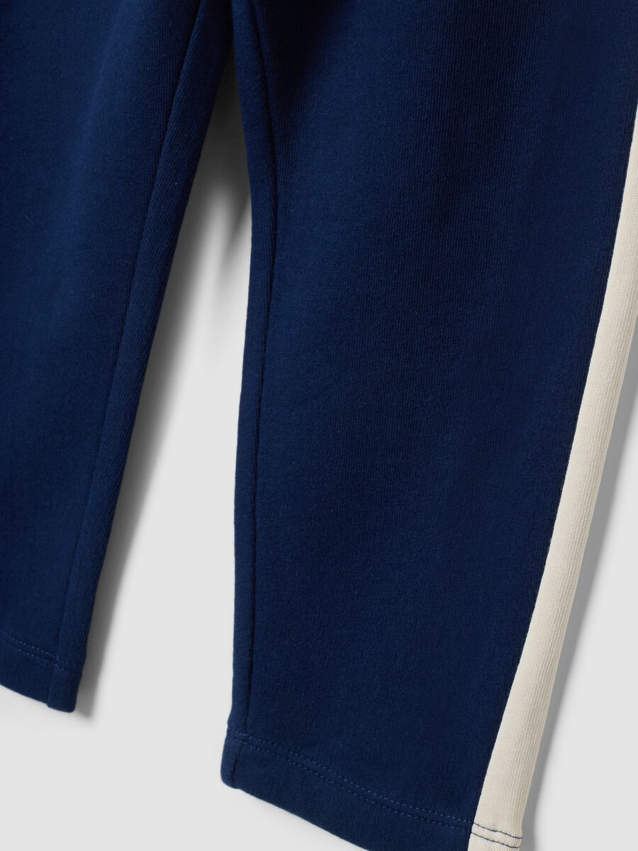 Blue organic cotton joggers with contrast side stripes_2