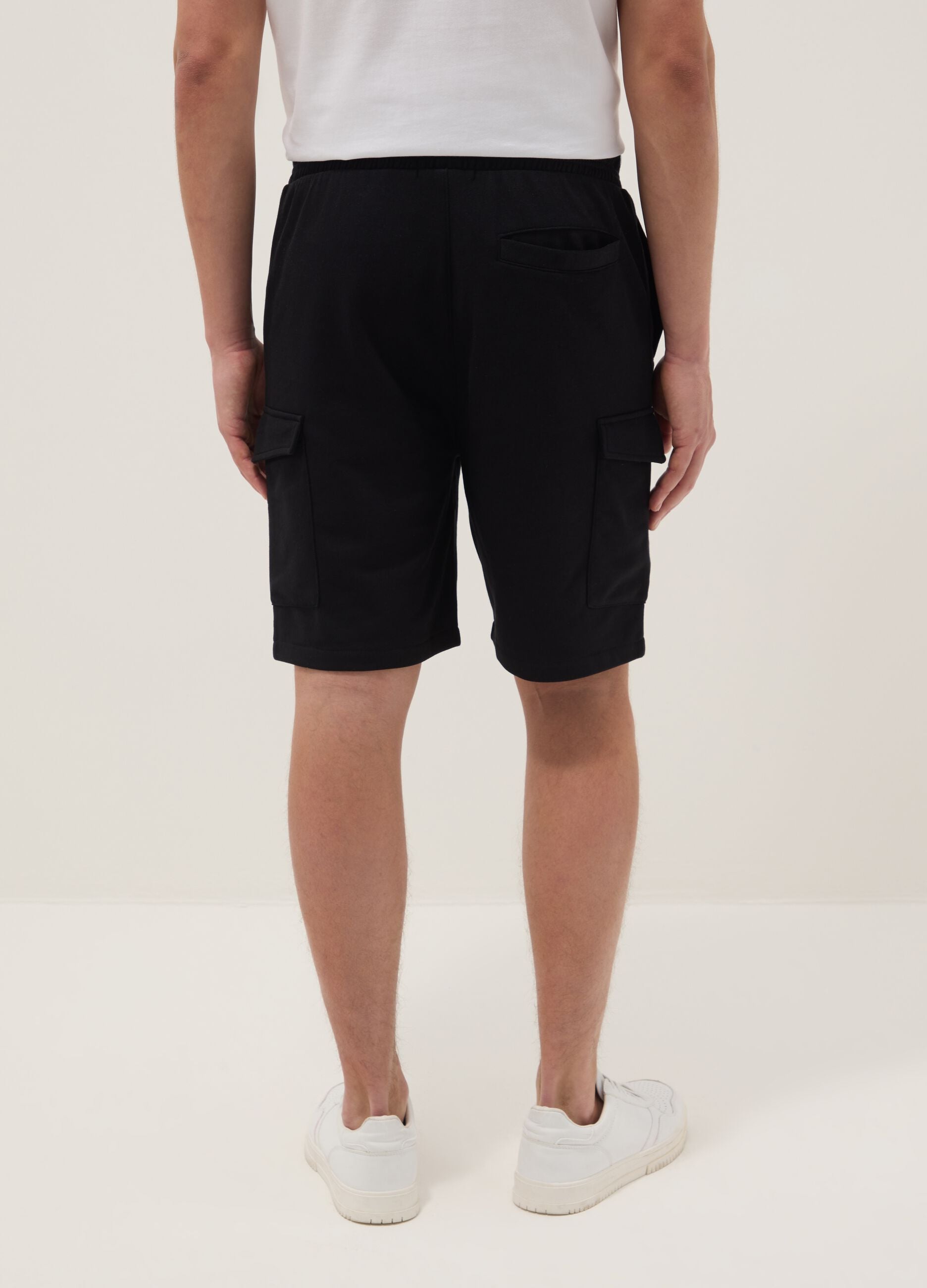 Bermuda neri in misto cotone con tasche cargo relaxed fit