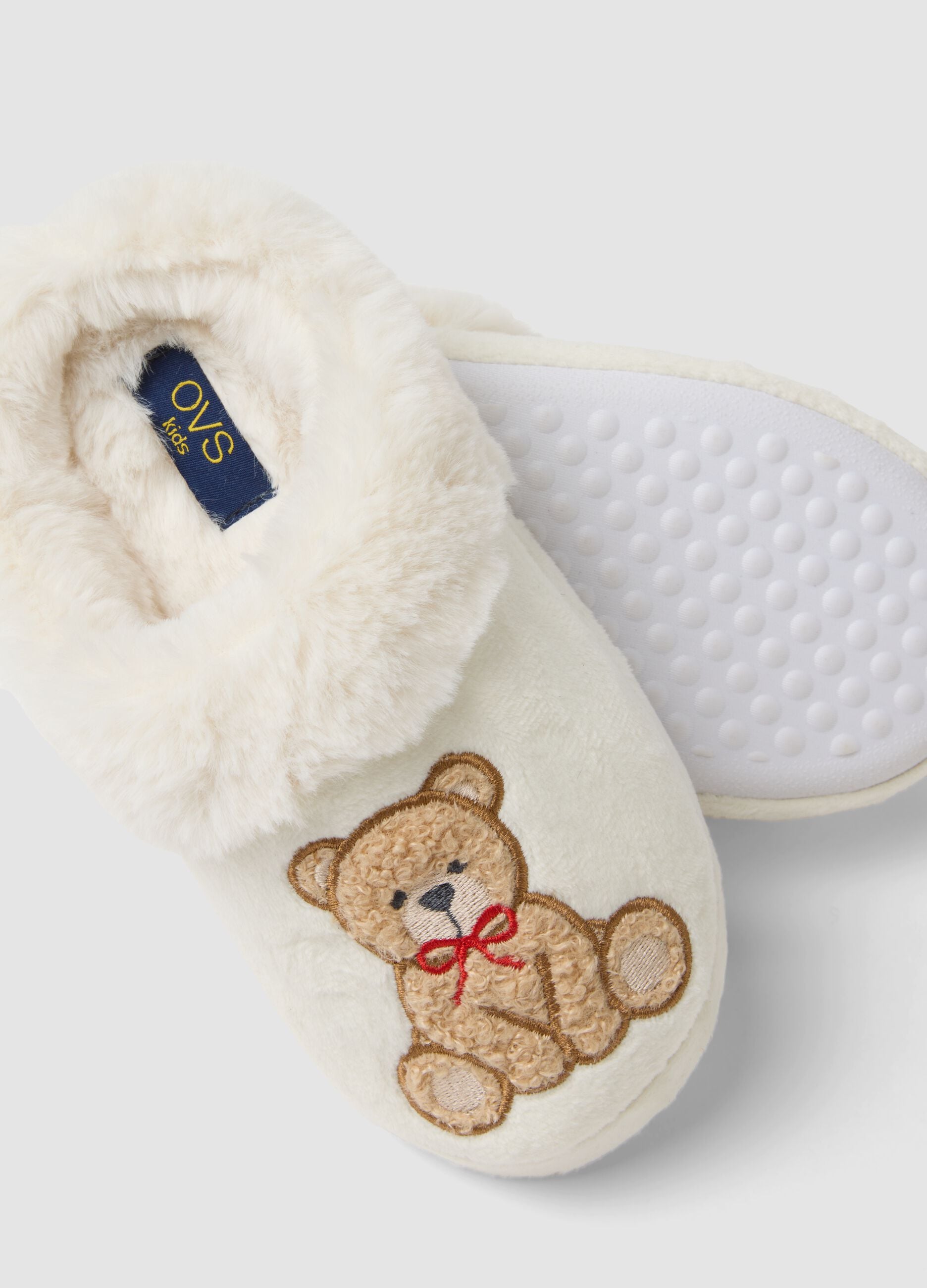 White slippers with embroidered teddy bear for girls